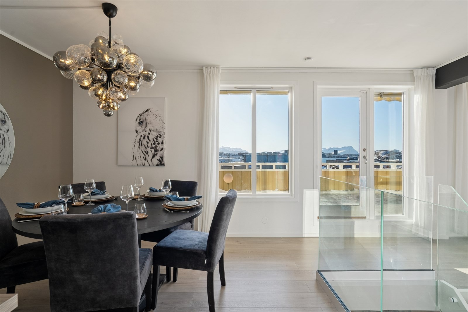 Spisestuen står i åpen løsning mot kjøkkenet og har praktisk plass til spisegruppe. Her har man også vindusflater som drar nytte av den flotte utsikten og utgang til boligens balkong Galleribilde