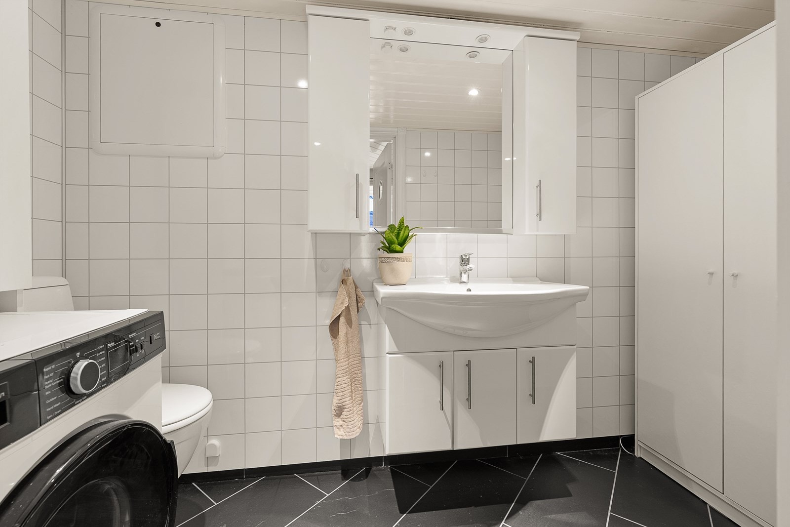 Bad/vaskerom i 1. etasje Galleribilde