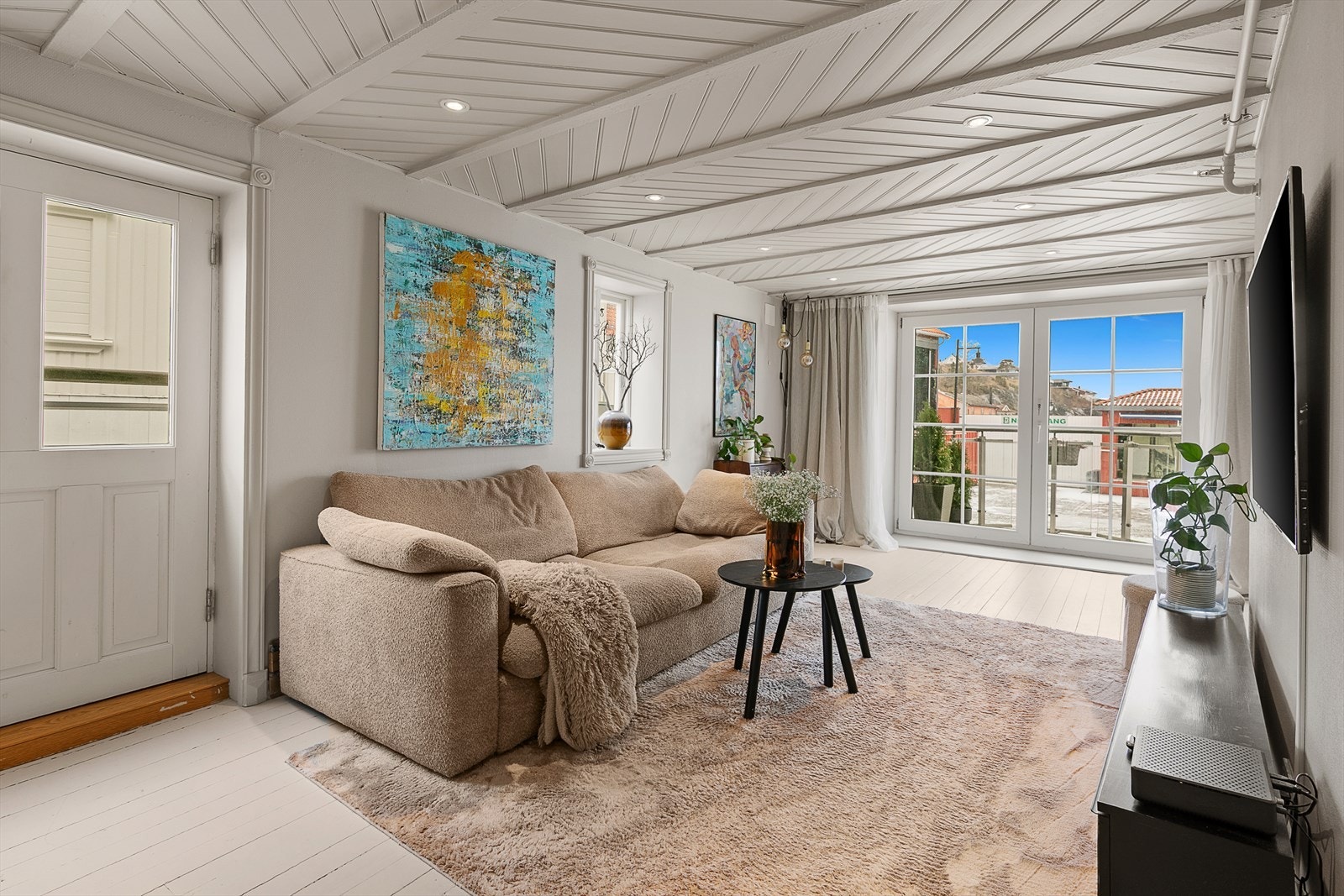 Velkommen inn! Fra stuen er det utsikt til konsertområdet til Wrightegaarden, en eksklusiv mulighet til å se konserter hjemme fra egen stue! Galleribilde