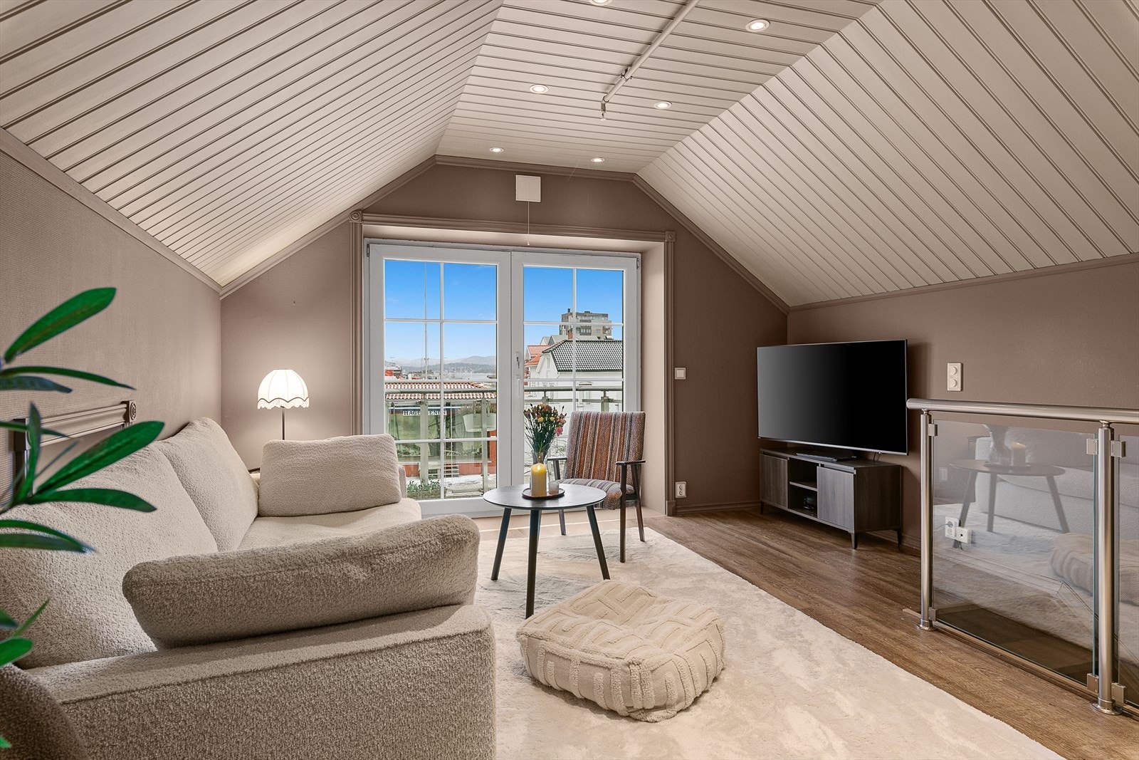 Her er det god plass til ønsket møblering og flott utsikt til konsertområdet! Galleribilde