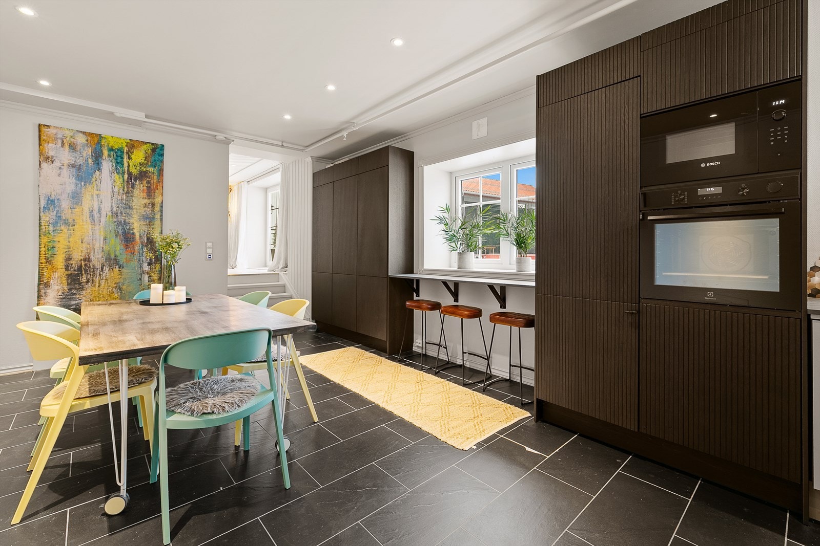 Det store kjøkkenet er fra 2024, med stilren utførelse og moderne valg Galleribilde