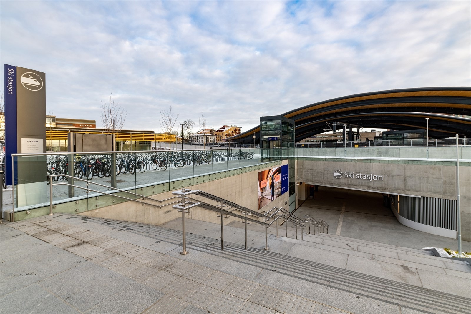 Storbyen er bare en liten togtur unna. Fra stasjonen kan du bruke ca. 11 minutter til Oslo S med Follobanen. Galleribilde