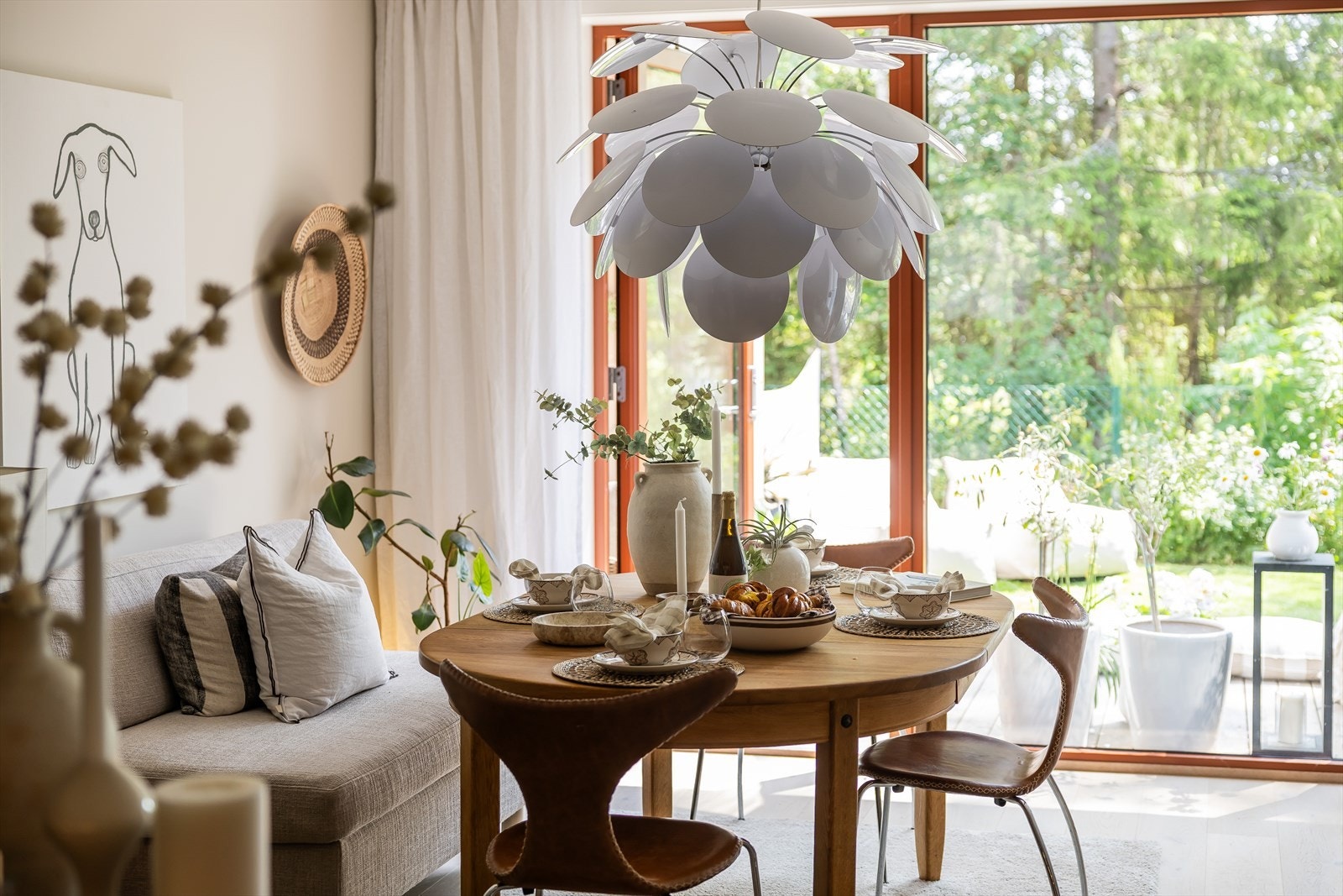 Omgivelsene utenfor blir invitert inn i din egen stue, og det skapes en herlig glidende overgang mellom inne og ute. Galleribilde