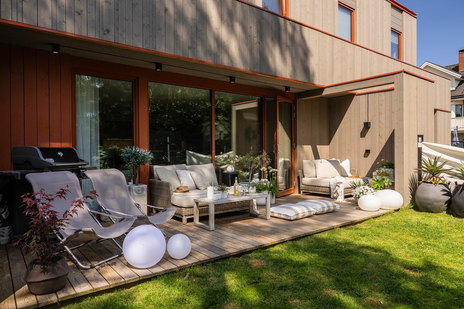 Landskapet er omgitt av gamle furu- og eiketrær. Materialpaletten harmonerer med naturen rundt og gjør at boligene integreres i omgivelsene på en fin måte. Galleribilde