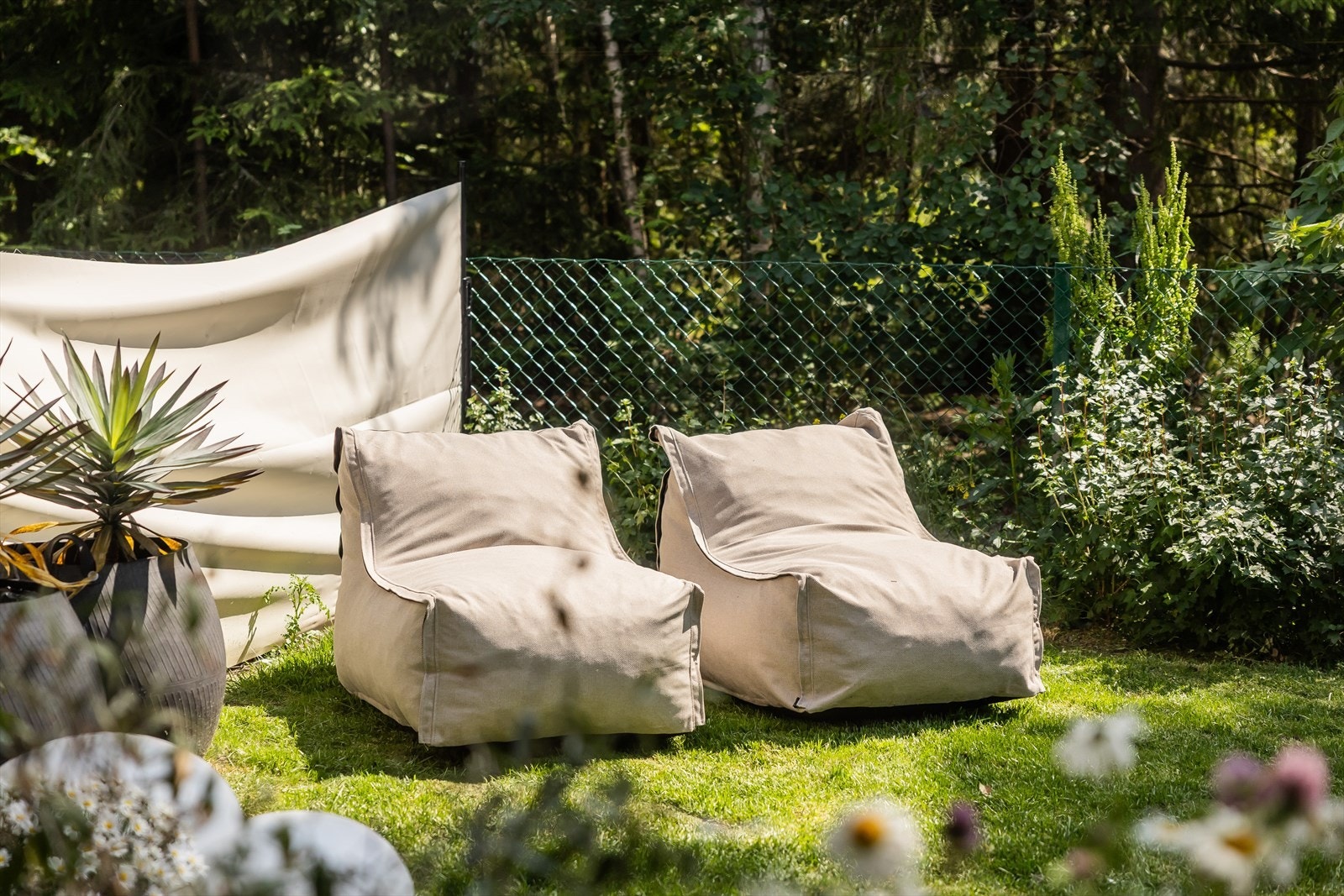 En kombinasjon av smarte arkitektoniske løsninger og en fargeskala som spiller på lag med naturen, gjør sitt til at boligen glir inn i omgivelsene. Galleribilde