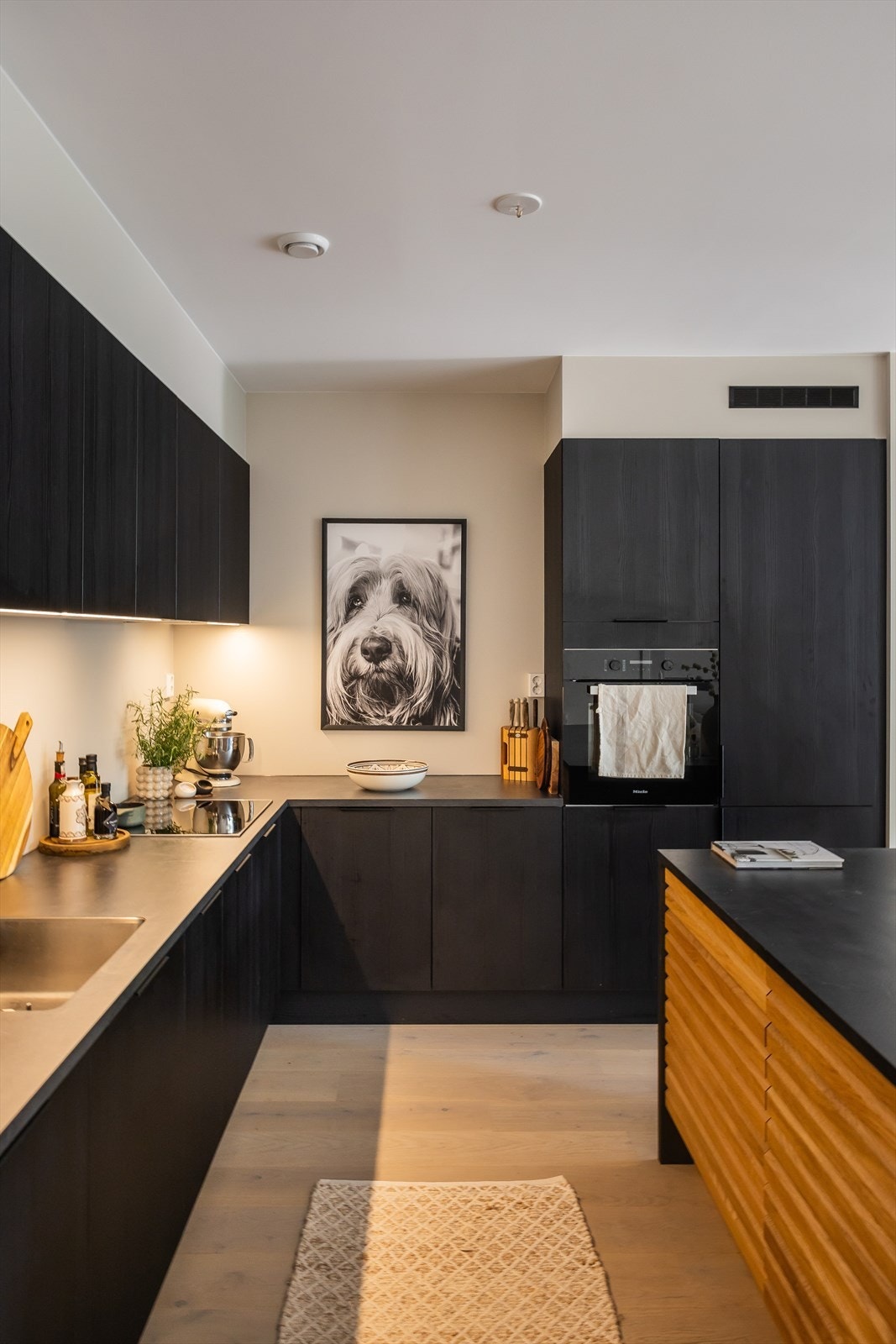 Alle hvitevarer er integrerte. Stekeovn i arbeidshøyde gjør matlagingen til en lek. Galleribilde