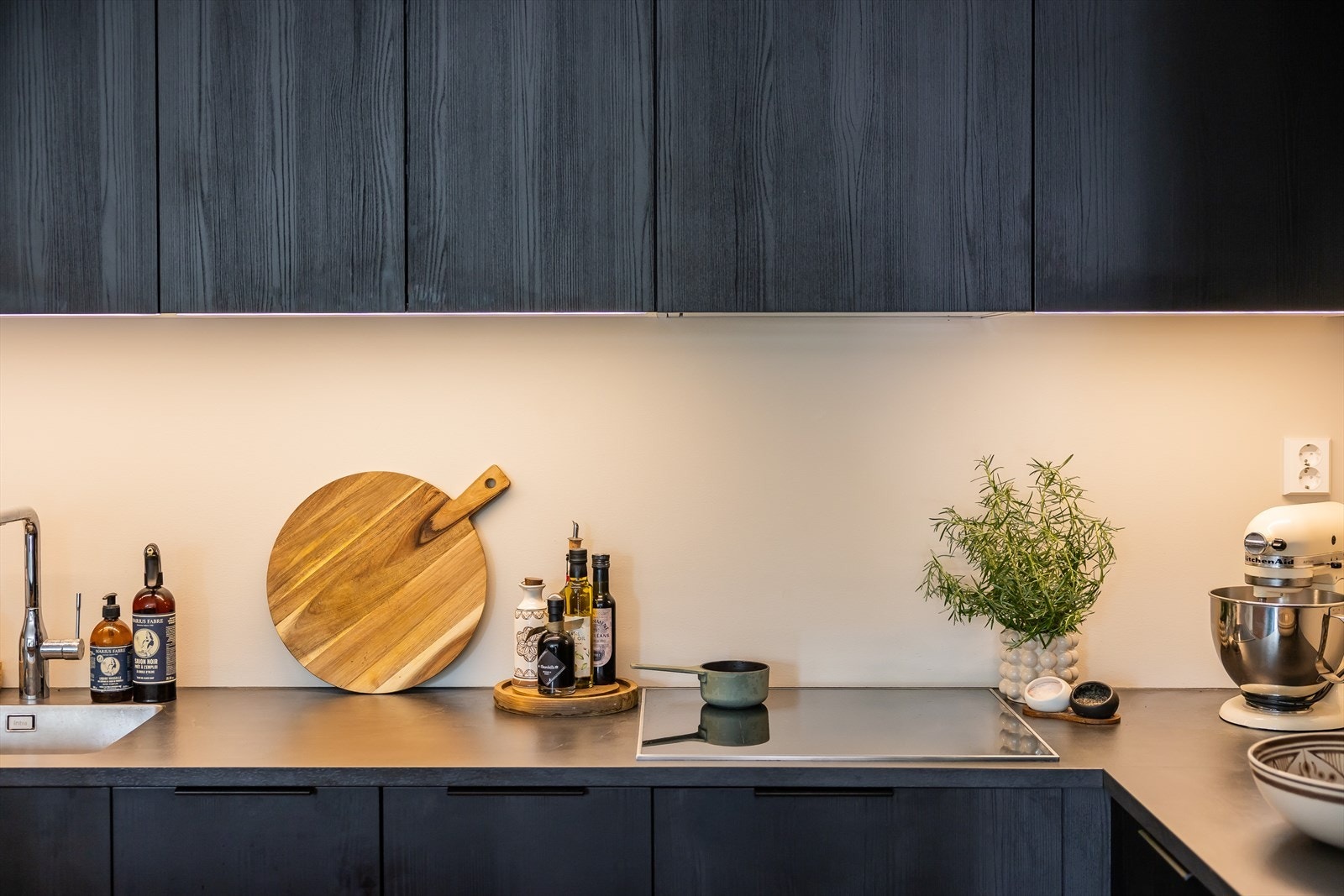 Gled deg til å tilberede mat i et tidløst og elegant kjøkken fra HTH. Galleribilde