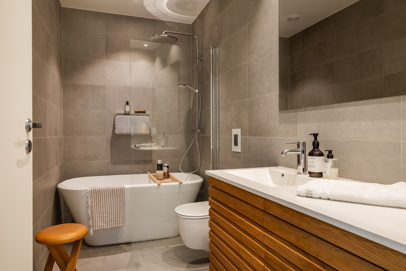 Badet i andre etasje er flislagt med samme flotte fliser. Her finner du 30x60-fliser på vegger og 30x30 på gulv. I dusjsonen er det lagt mosaikk. Galleribilde