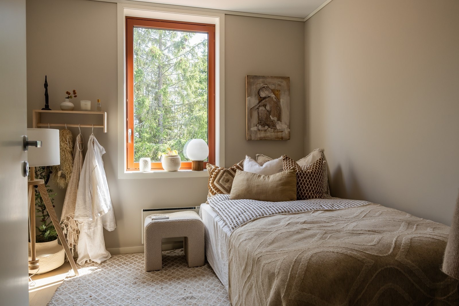 Her har du god plass til seng, nattbord og oppbevaringsløsninger. Galleribilde