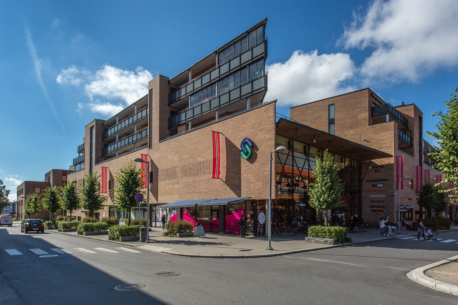 Ski Storsenter har 145 butikker og spisesteder, et kurs- og konferansehotell, kino, bibliotek, bowling, helhetsterapi, legesenter og tannlegesenter. Her finner du noe for enhver! Galleribilde