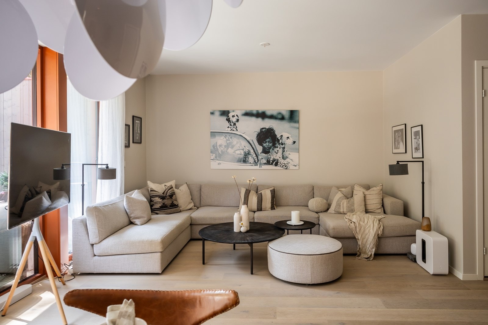 Stuen gir god plass til innredning i flere soner, med både sofakrok og spisestue. Galleribilde