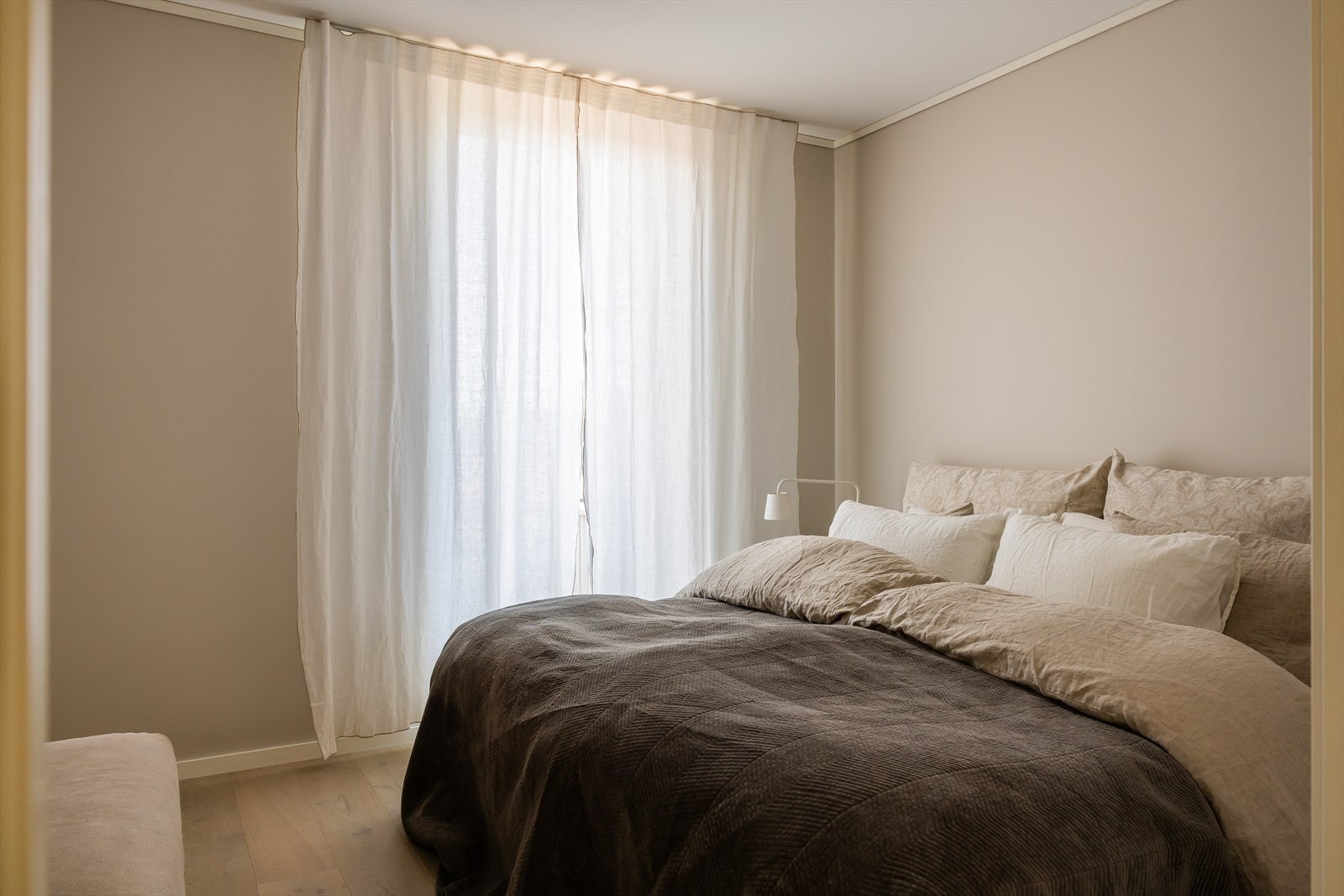 Hovedsoverommet er holdt i duse, behagelige toner. Her har du god plass til dobbeltseng og nattbord. Galleribilde