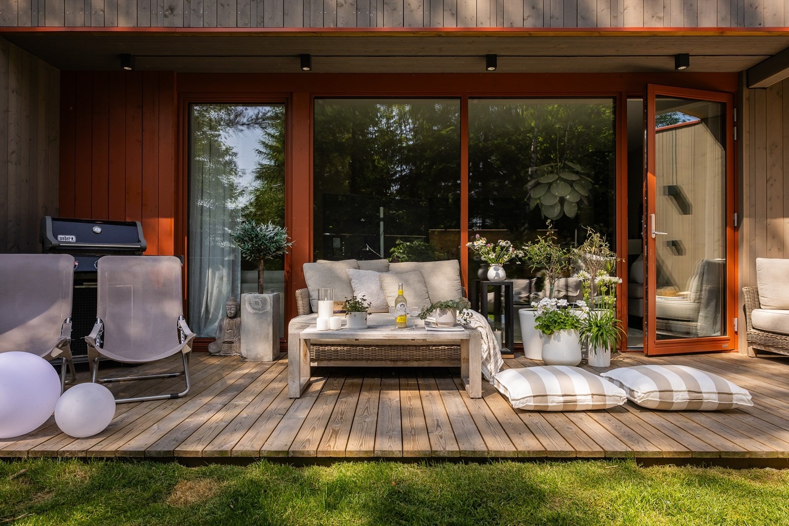 I stuen er en hel vegg dedikert til vinduer fra gulv til tak. Galleribilde