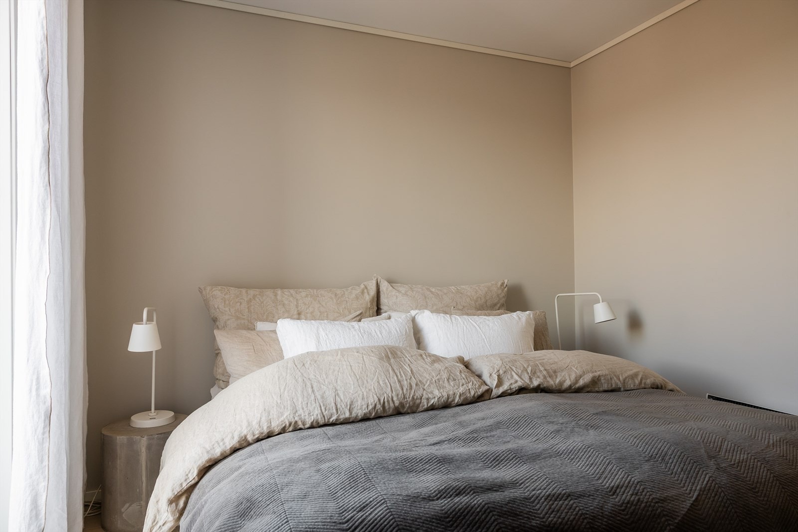 Rommet gir god plass til dobbeltseng og nattbord. Galleribilde