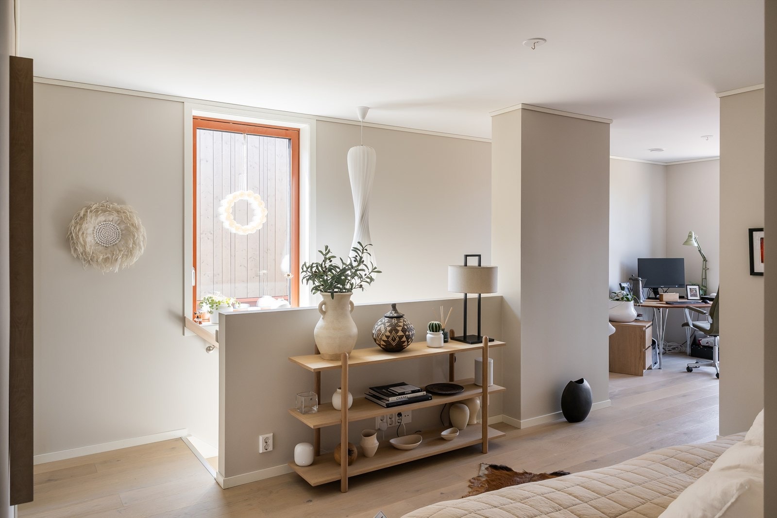 Planløsningen gir plass til sofa og tv-løsning, samt hjemmekontor i hjørnet. Galleribilde