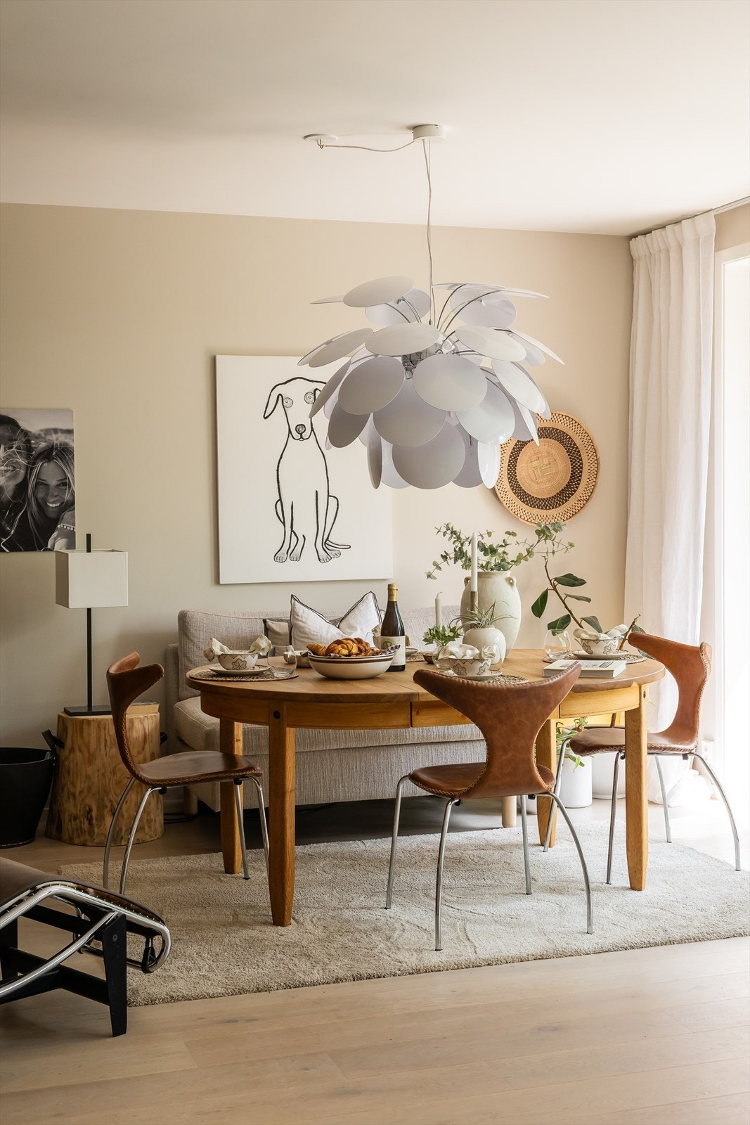 Gulv i stuen er innredet med lekker 1-stavs eikeparkett med vannbåren gulvvarme. Galleribilde