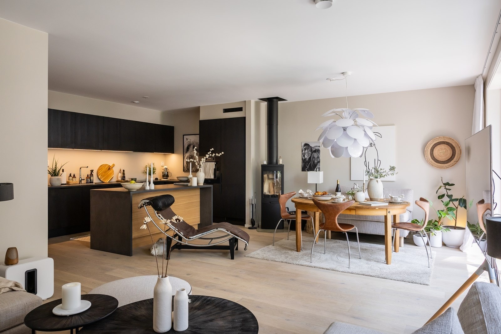 Den åpne løsningen mellom kjøkken og stue gir et sosialt allrom. Her har du plass til å ta i mot både barnas- og egne venner. Galleribilde