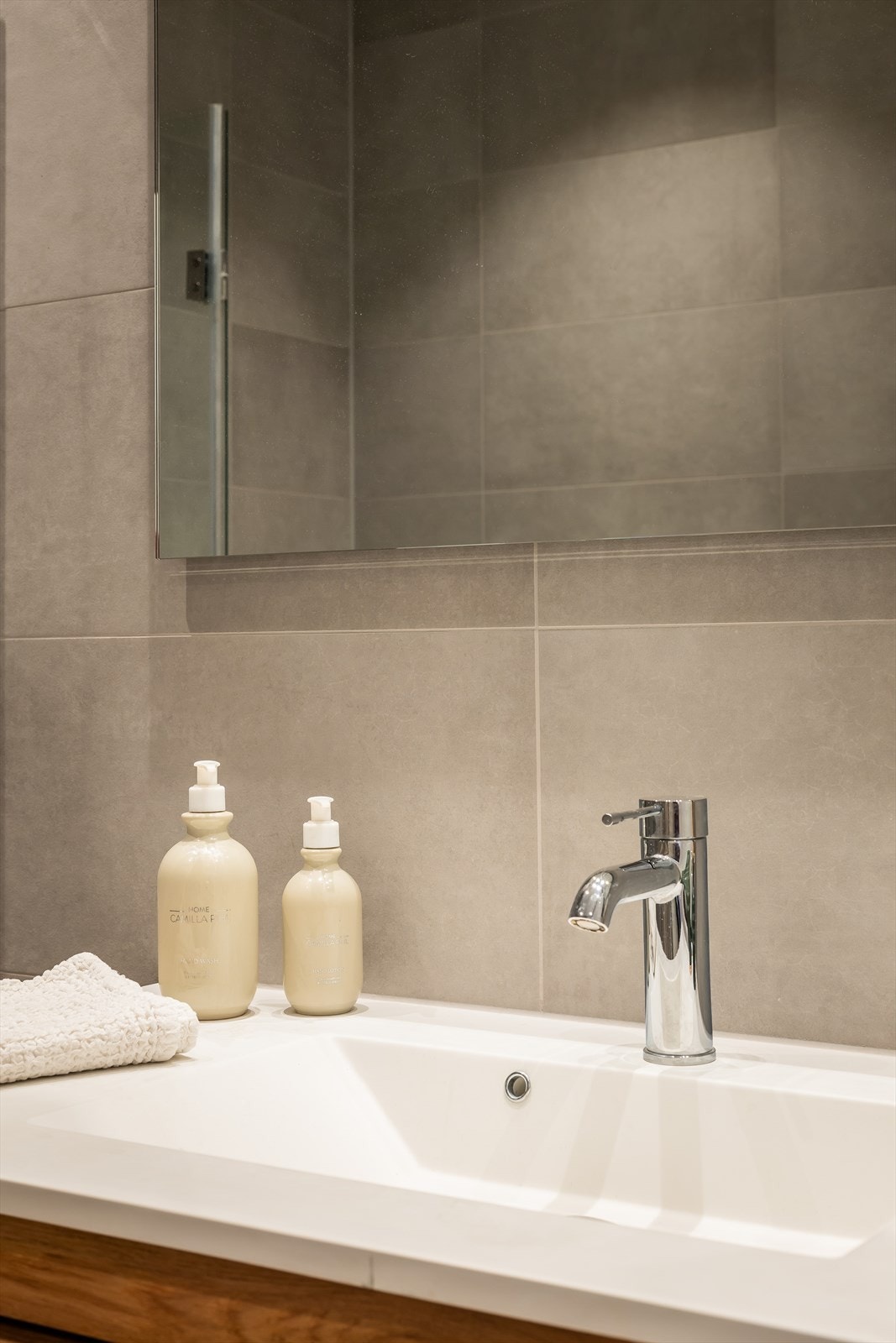 Her finner du heldekkende hvit servantplate og lekkert ettgreps servantbatteri fra Grohe. Galleribilde