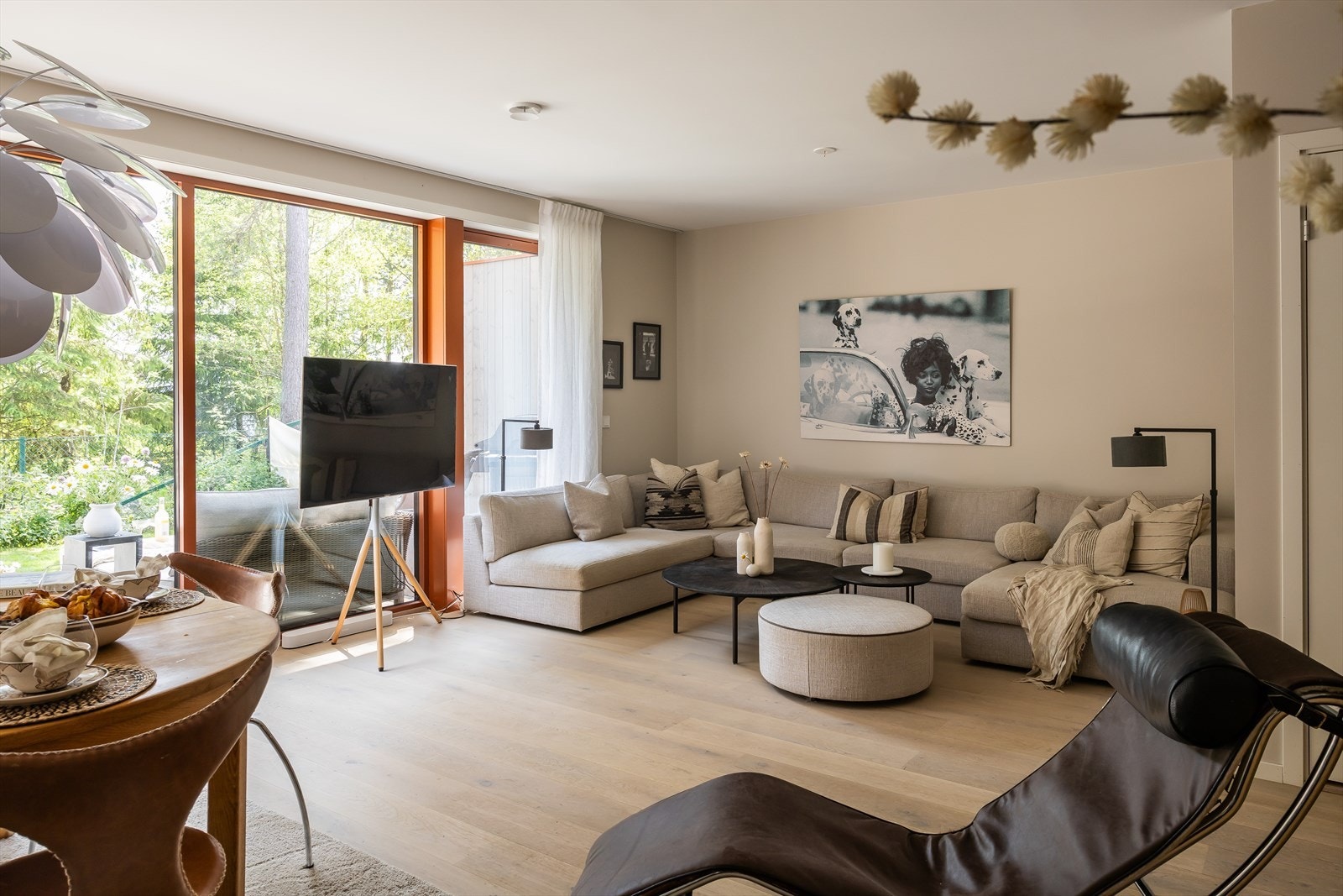 Overflatene er gjennomgående lyse og behagelige. Kombinert med store vindusflater gir dette en fantastisk atmosfære. Galleribilde