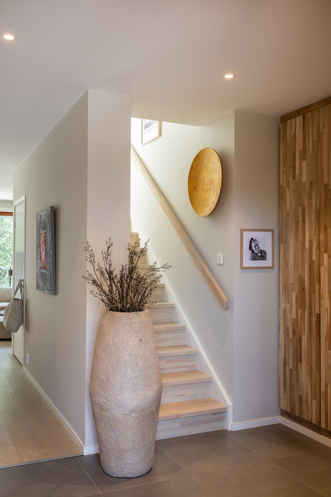 En vakker trapp fører deg mellom etasjene. Galleribilde