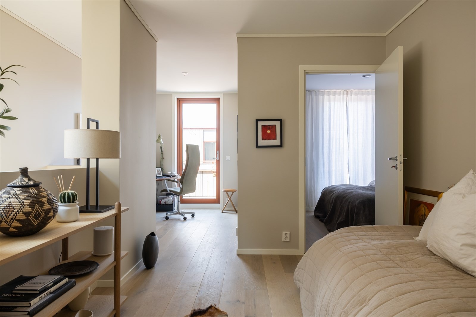 Det kan enkelt etableres et fjerde soverom ved å sette opp en dør inn til det som i dag er innredet som et åpent hjemmekontor. Galleribilde