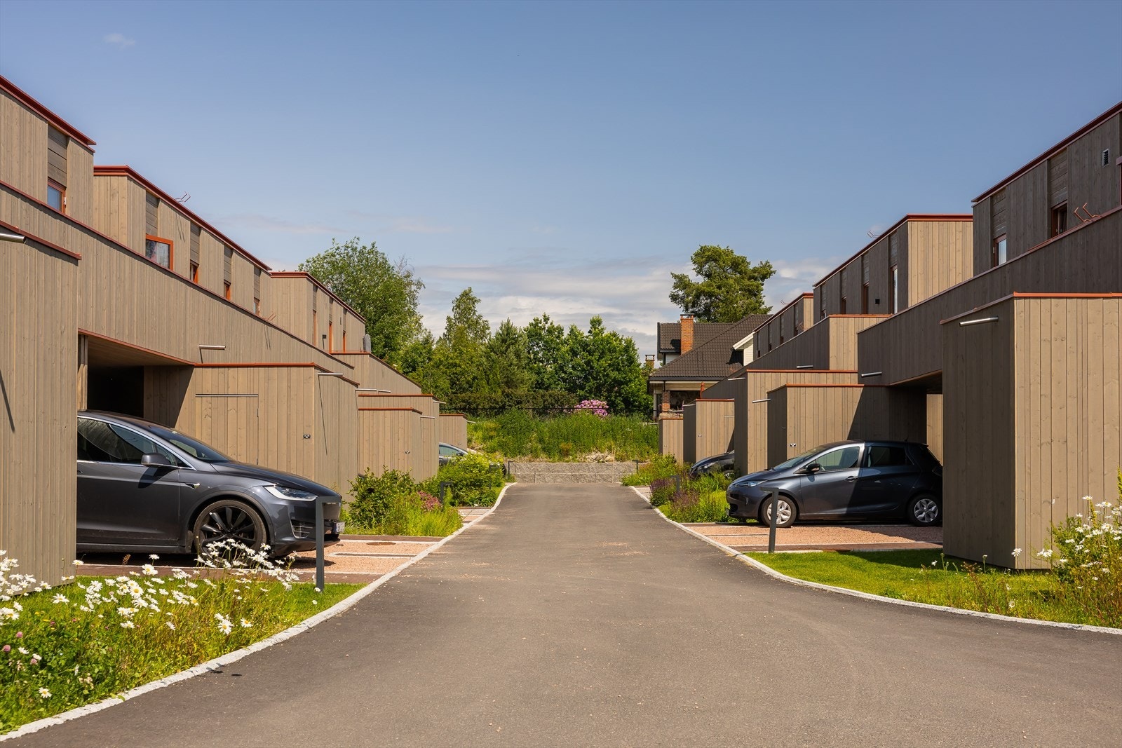 I nærområdet er det gode nærbutikker, skole og barnehager. Området er også et eldorado for deg som er glad i friluftsliv, enten du foretrekker skogstur, jogge, padle i kano, fiske etter abbor eller teste sykkelformen langs milevis av skogsveier og stier. Galleribilde