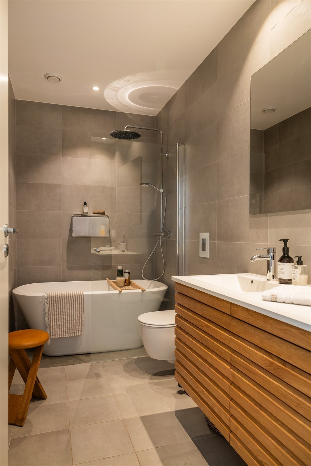 Et lekkert og innholdsrikt baderom. Galleribilde