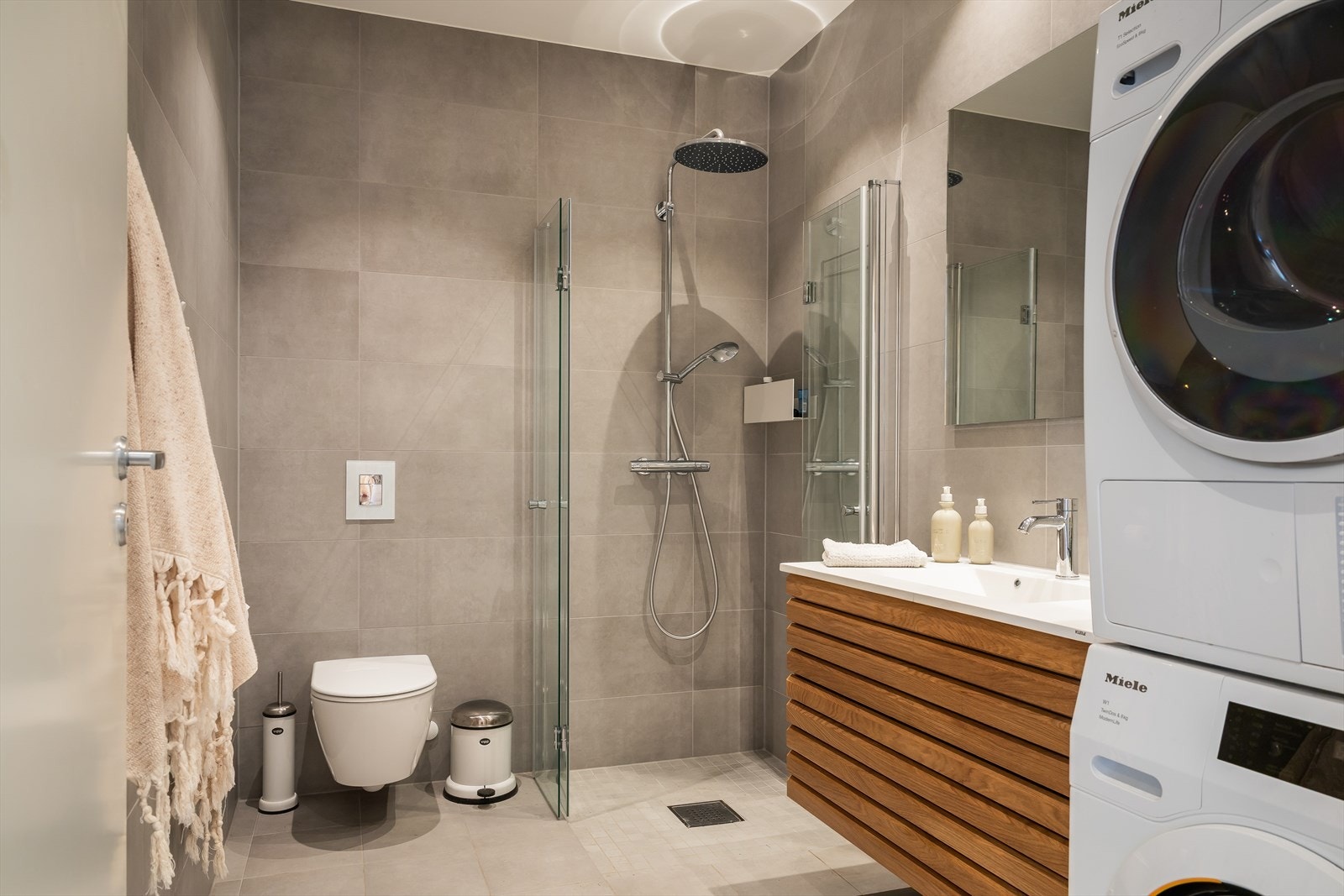 Det innbydende badet gir en god start på dagen. Dette gir sammen med innredningen, et elegant helhetsinntrykk. Galleribilde