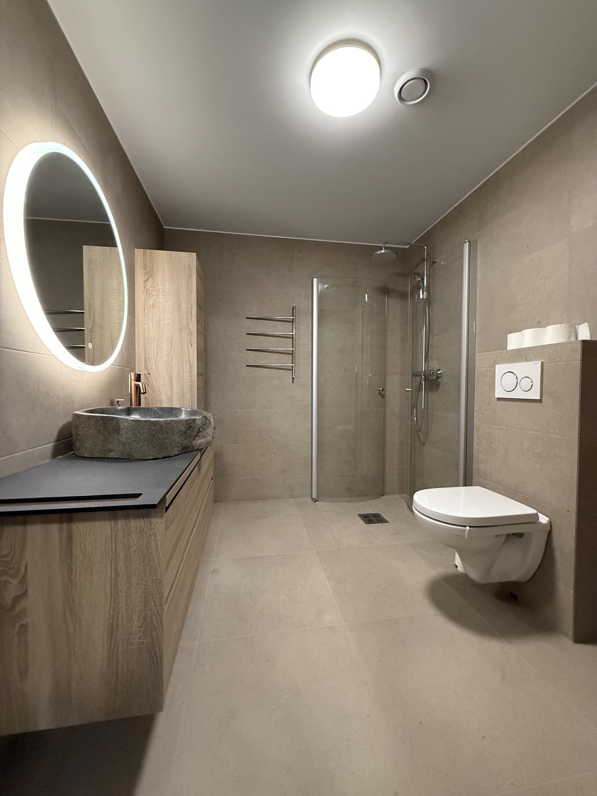 Lekkert bad med hjørnedusj, toalett, skap og servant m/innredning. Opplegg for vaskemaskin Galleribilde