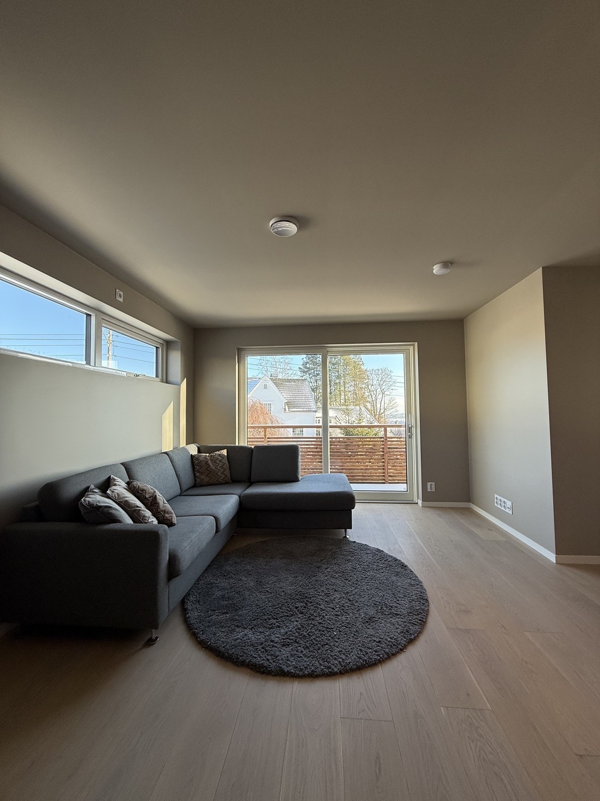 Stue med direkte utgang til solrik terrasse Galleribilde