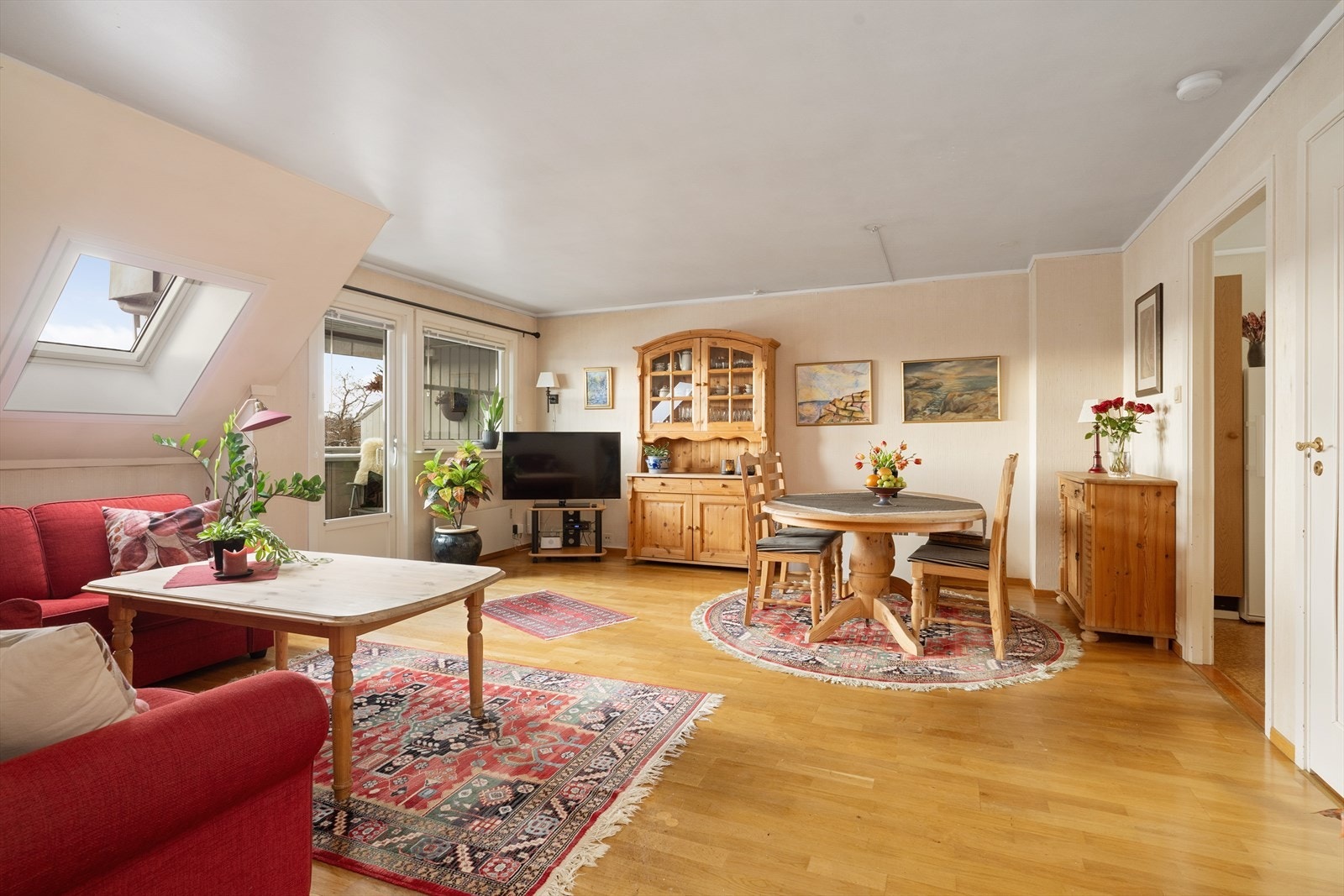 En velholdt selveier 3-roms leilighet, med meget sentral og fin beliggenhet i toppetasjen i Sameiet Slemdalstun, i Skiens nordre bydel. Galleribilde