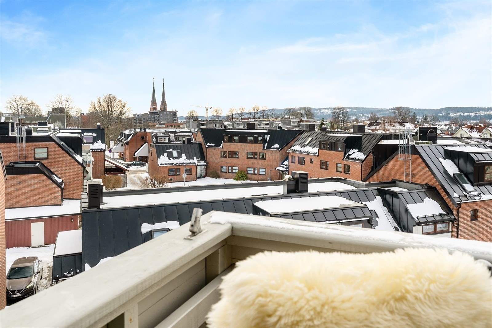 Fra stuen er det utgang til en lun balkong med el. markise. Balkongen på ca. 6 kvm er delvis overbygget og har fin plass for utemøblement. Galleribilde