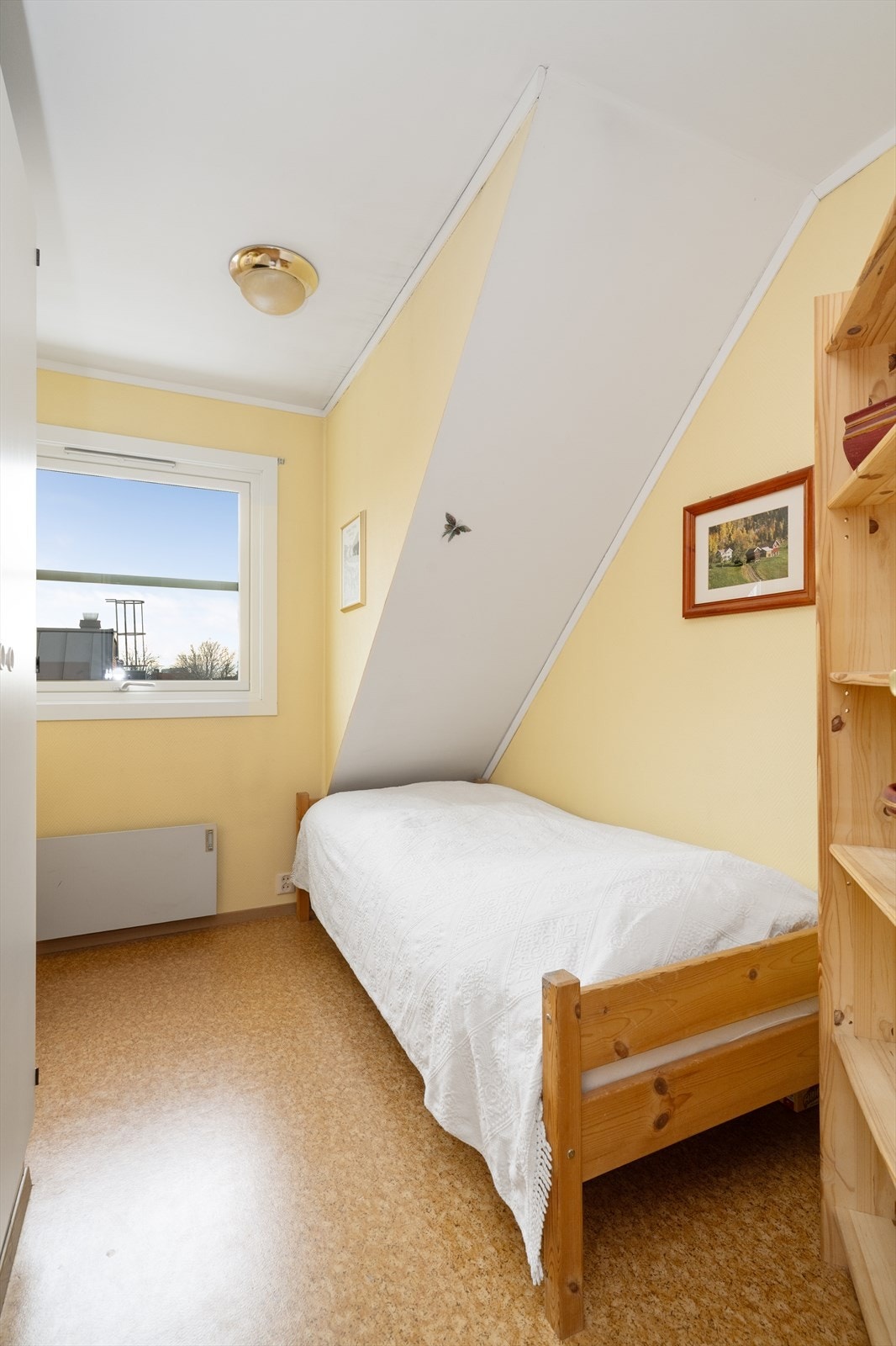 Leiligheten har to soverom, som begge har garderobeskap med plass til klesoppbevaring. Galleribilde