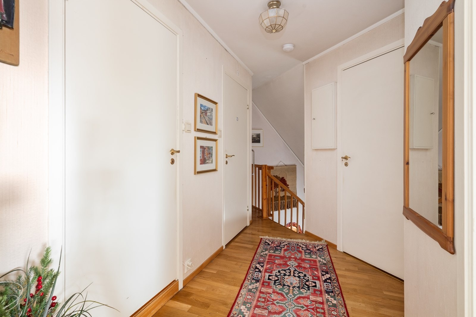 Overflater i boligen består hovedsakelig av parkett og vinylbelegg på gulv, malte flater/tapet på vegger og malte plater i tak. Galleribilde