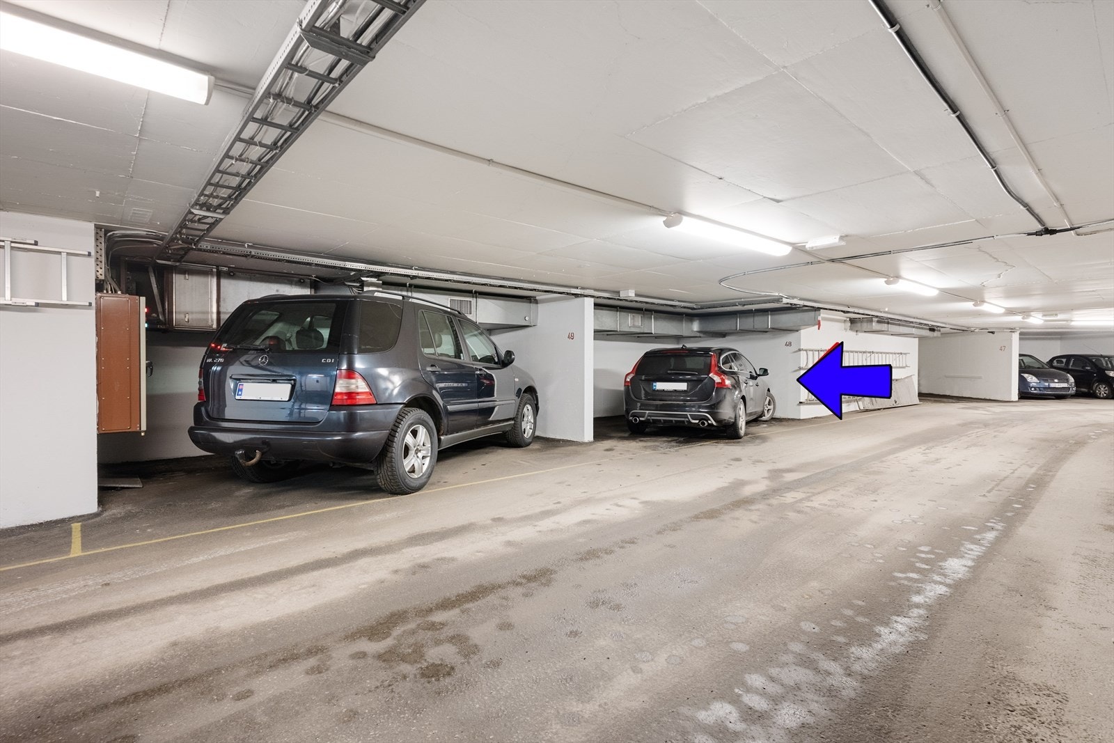 Parkeringsplass i parkeringskjeller. Galleribilde