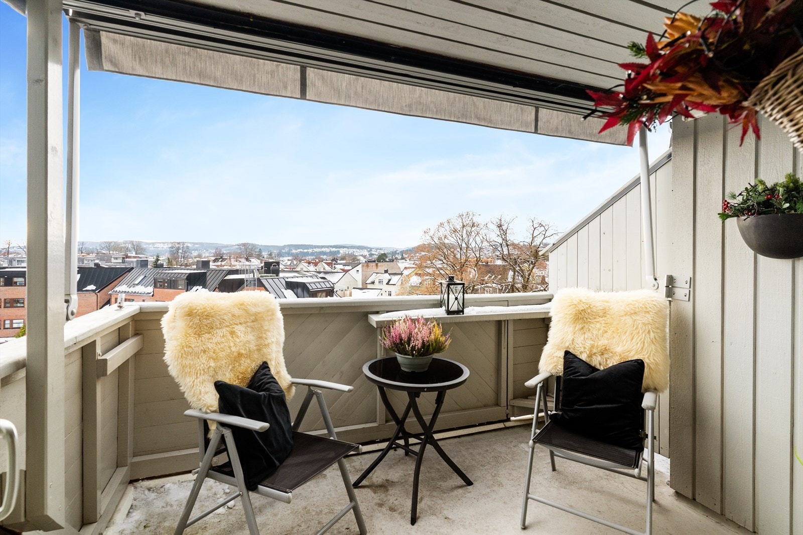 EiendomsMegler1 v/ Hanne Holmberg presenterer Slemdalstun 8! Foto: Inbovi
Sjarmerende toppleilighet med flott utsikt fra solrik balkong - Gangavstand til sentrum - Parkering i garasjeanlegg Galleribilde