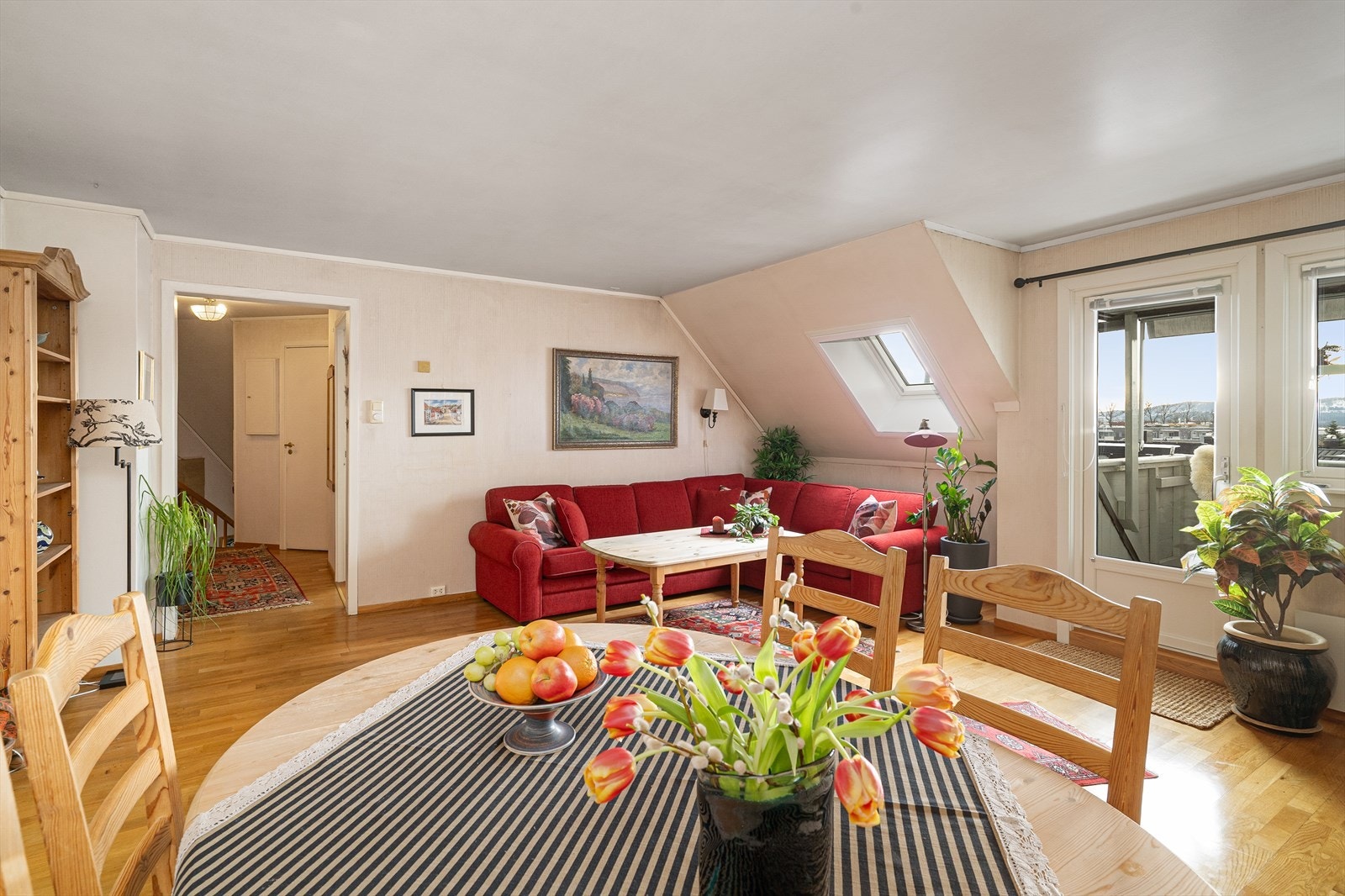 Lys og koselig stue med plass til både sofagruppe og spisestue. Galleribilde