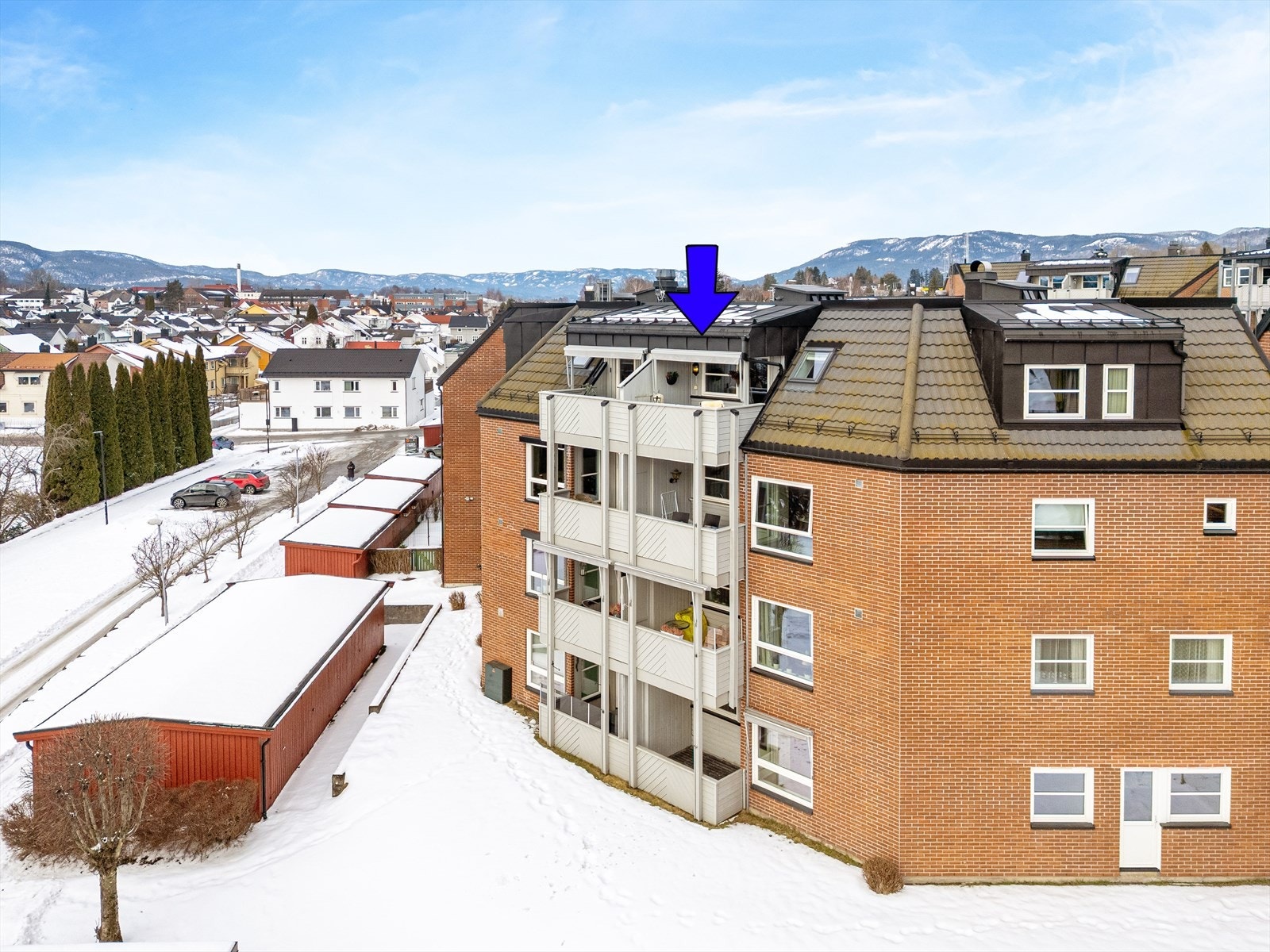 Leiligheten har en solrik og flott beliggenhet med fin utsikt, fra toppetasjen. Galleribilde