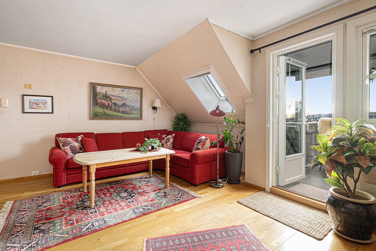 Vinduene slipper rikelig med naturlig lys inn i rommet. Galleribilde