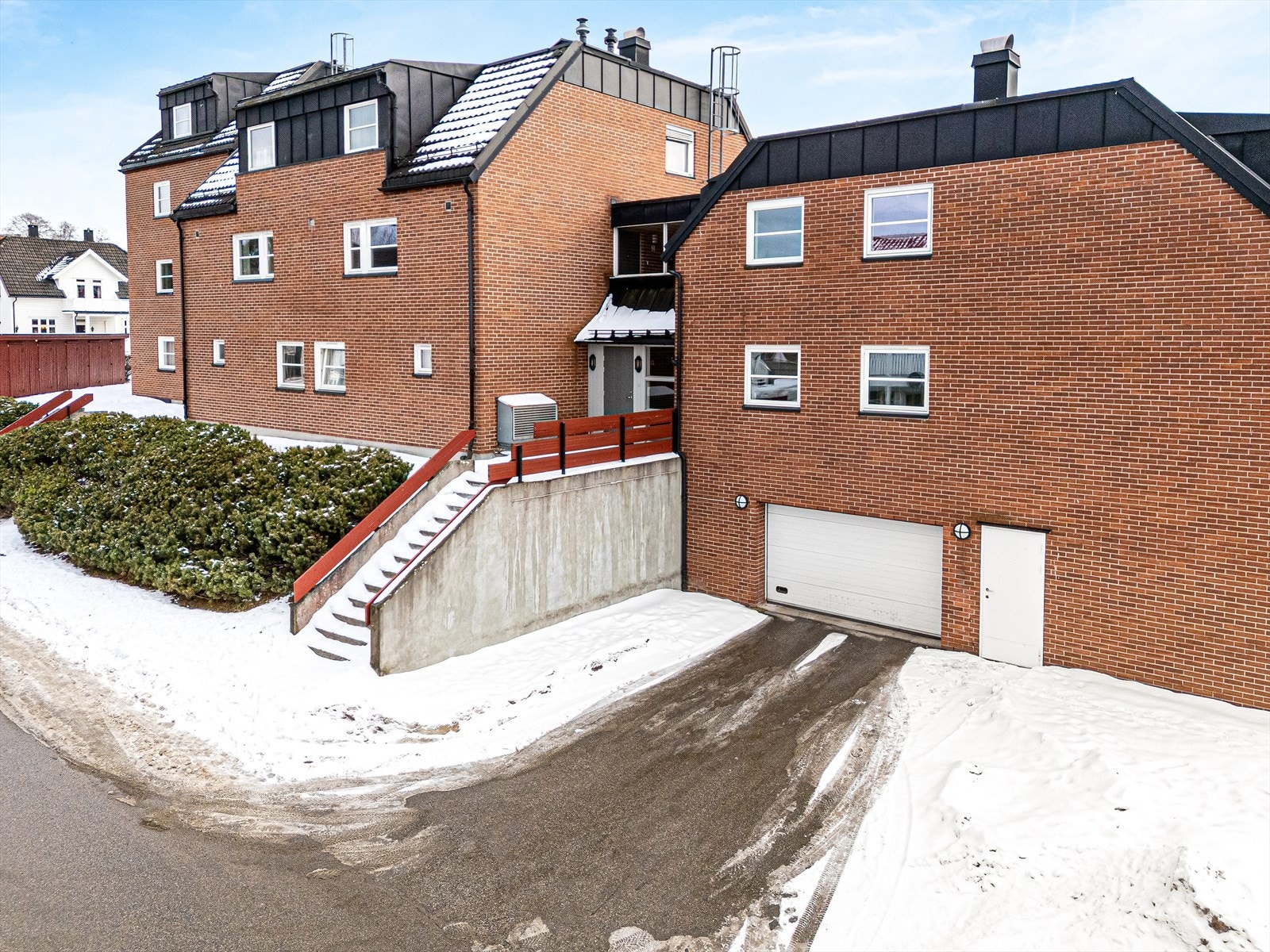 Det medfølger i tillegg garasje i parkeringskjeller og utebod. Galleribilde