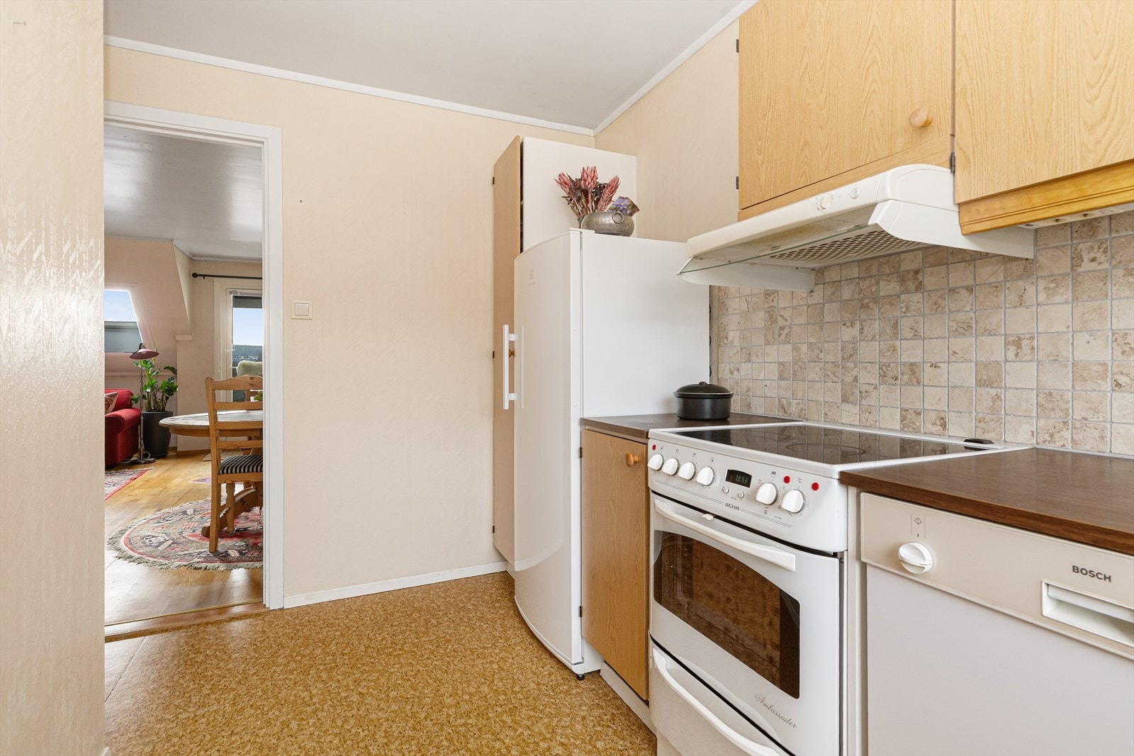 Over stekesone er det ventilator med avtrekk ut, montert i skap over komfyr. Galleribilde