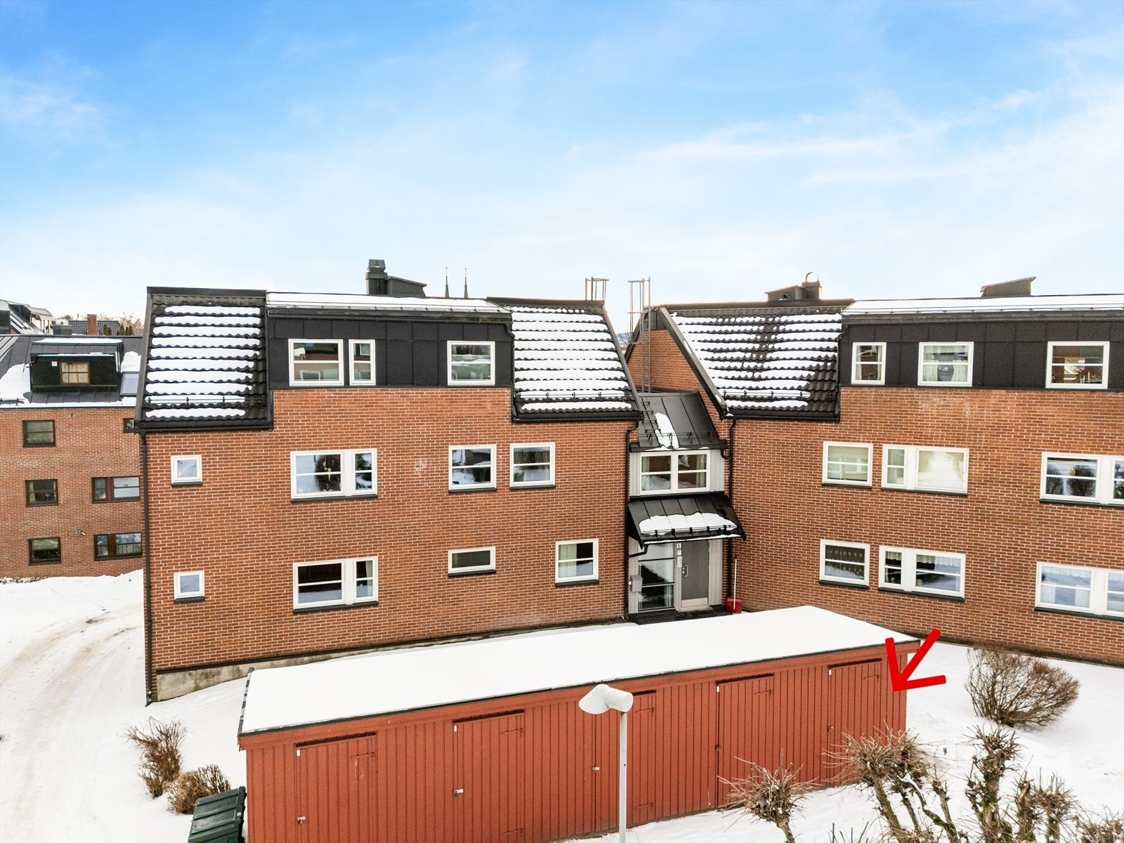 Tilhørende bod er avmerket med pil. Sameiet har hyggelige fellesareal bestående av gressplen, busker og trær, samt asfalterte internveier. Det er også opparbeidet en koselig uteplass med steinheller og benker til felles bruk og hygge for sameierne. Galleribilde