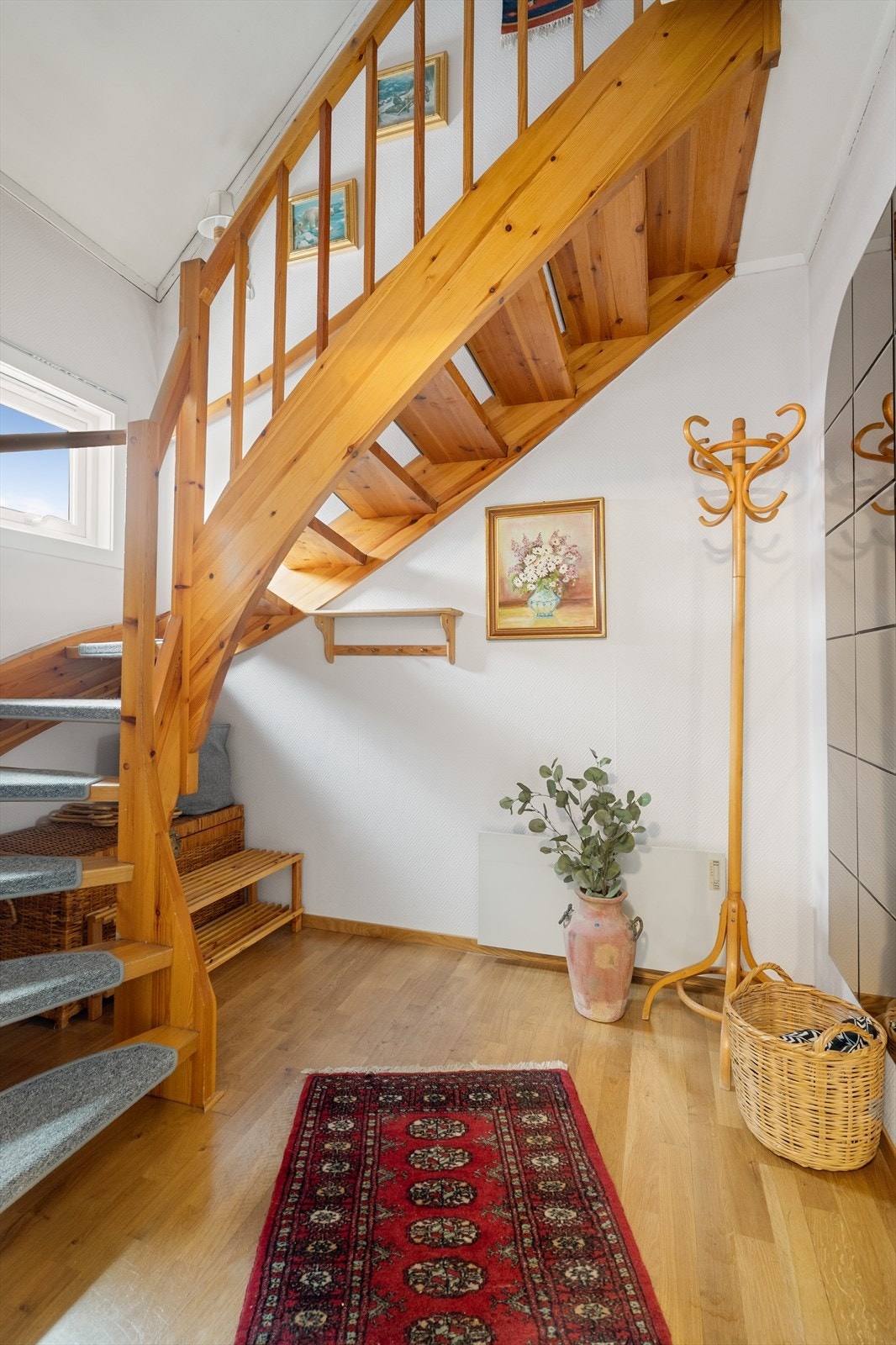 Leiligheten har inngang i 2. etasje med trapp opp til 3. etasje. Entreen har god plass for sko og yttertøy. Galleribilde