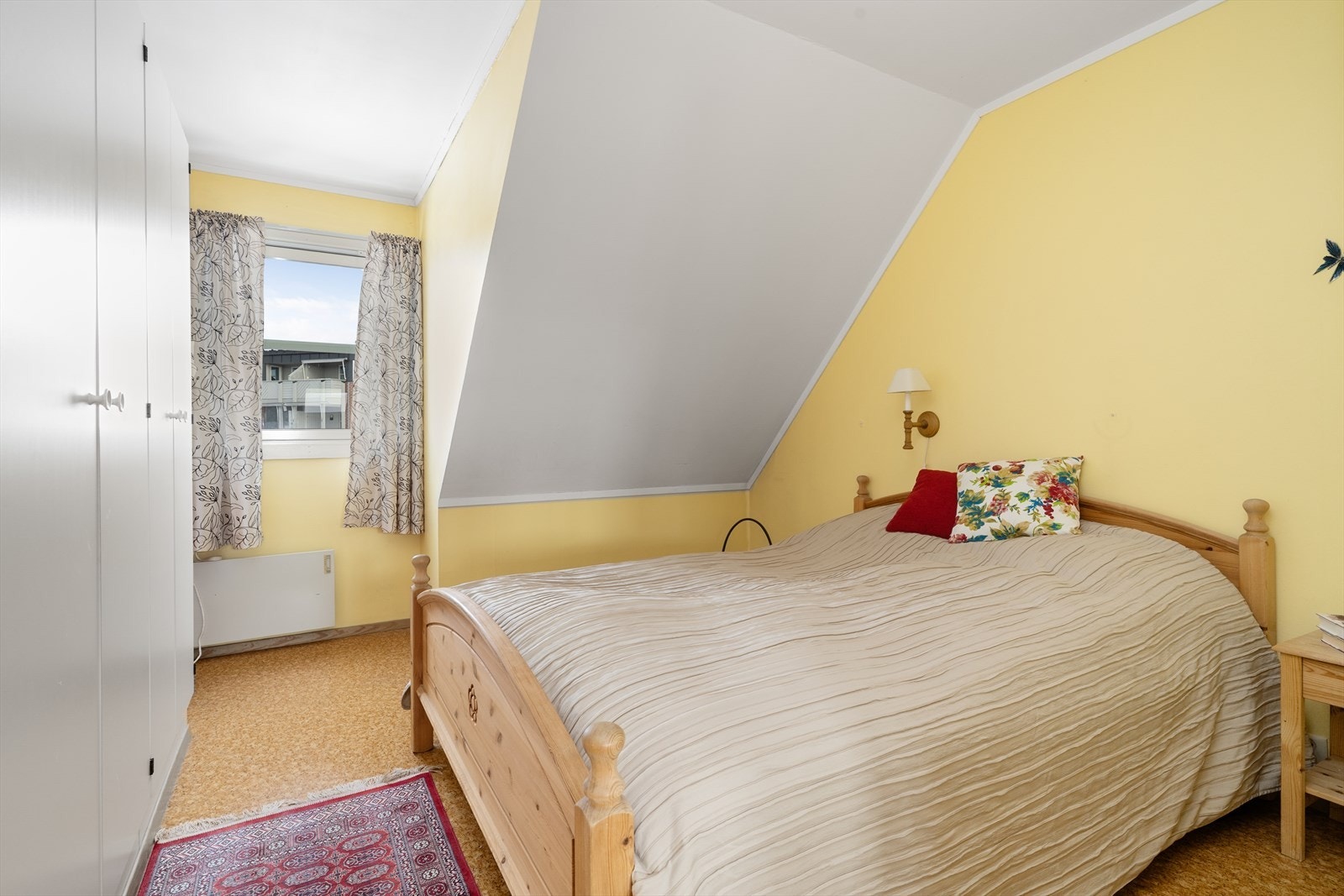 Hovedsoverommet er av god størrelse med god plass til dobbeltseng. Galleribilde