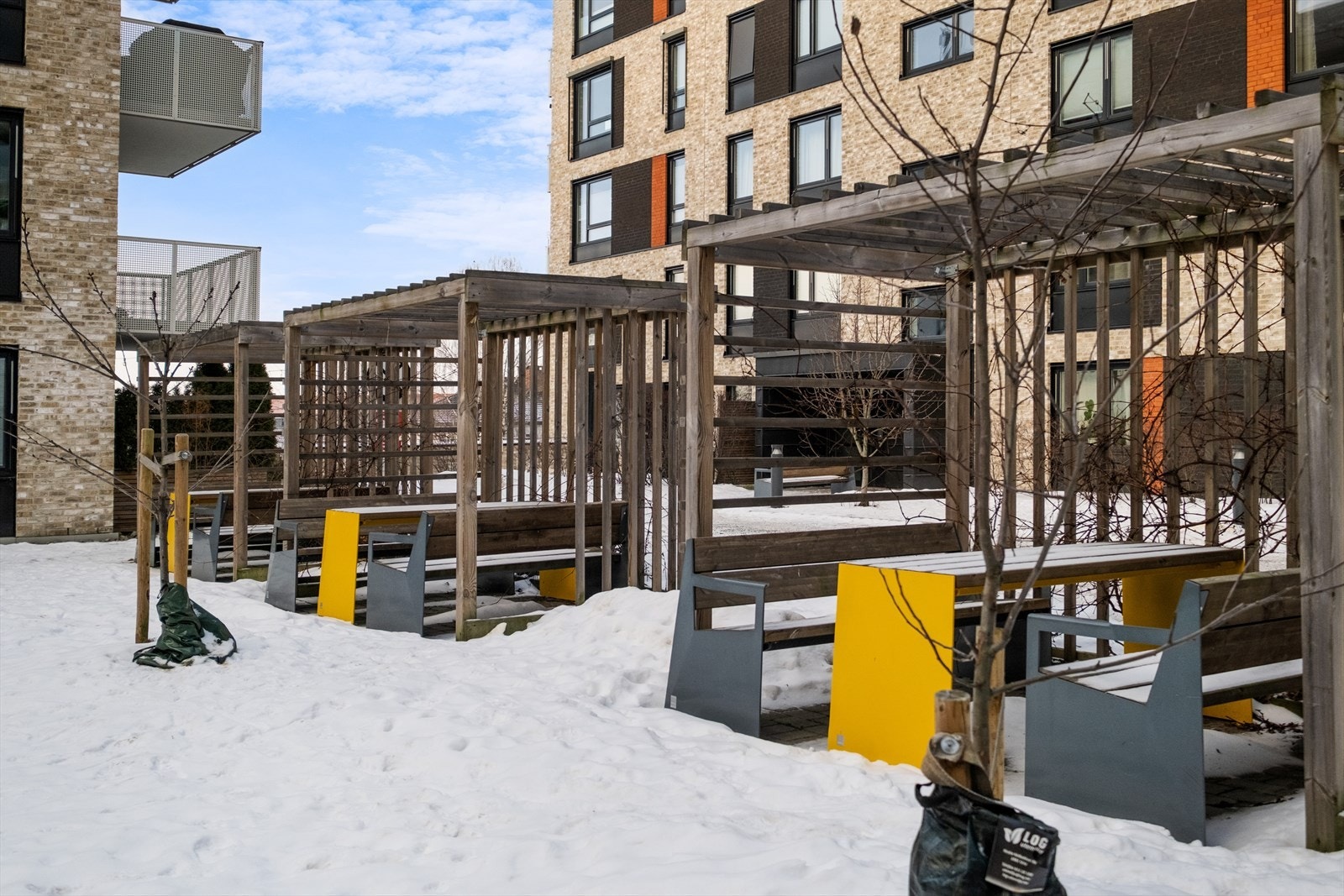 Hyggelig bakgård med sittegrupper. Galleribilde