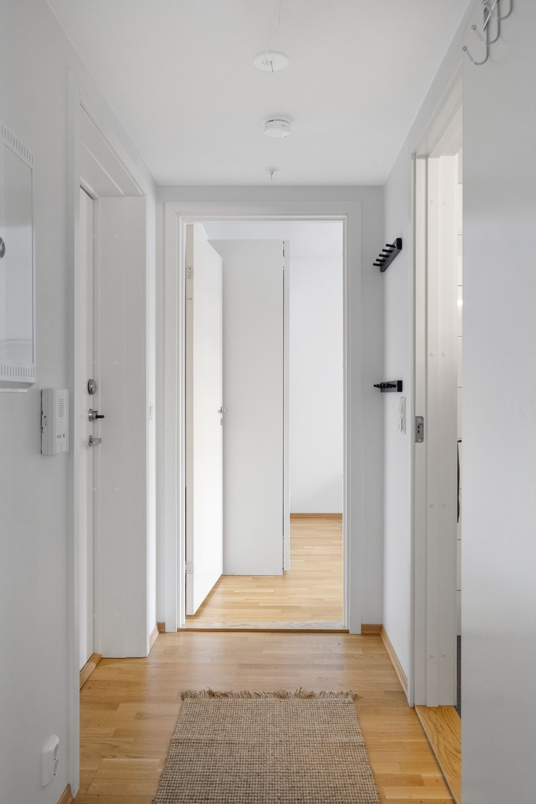 Lys og romslig entré med god plass til sko og yttertøy. Galleribilde