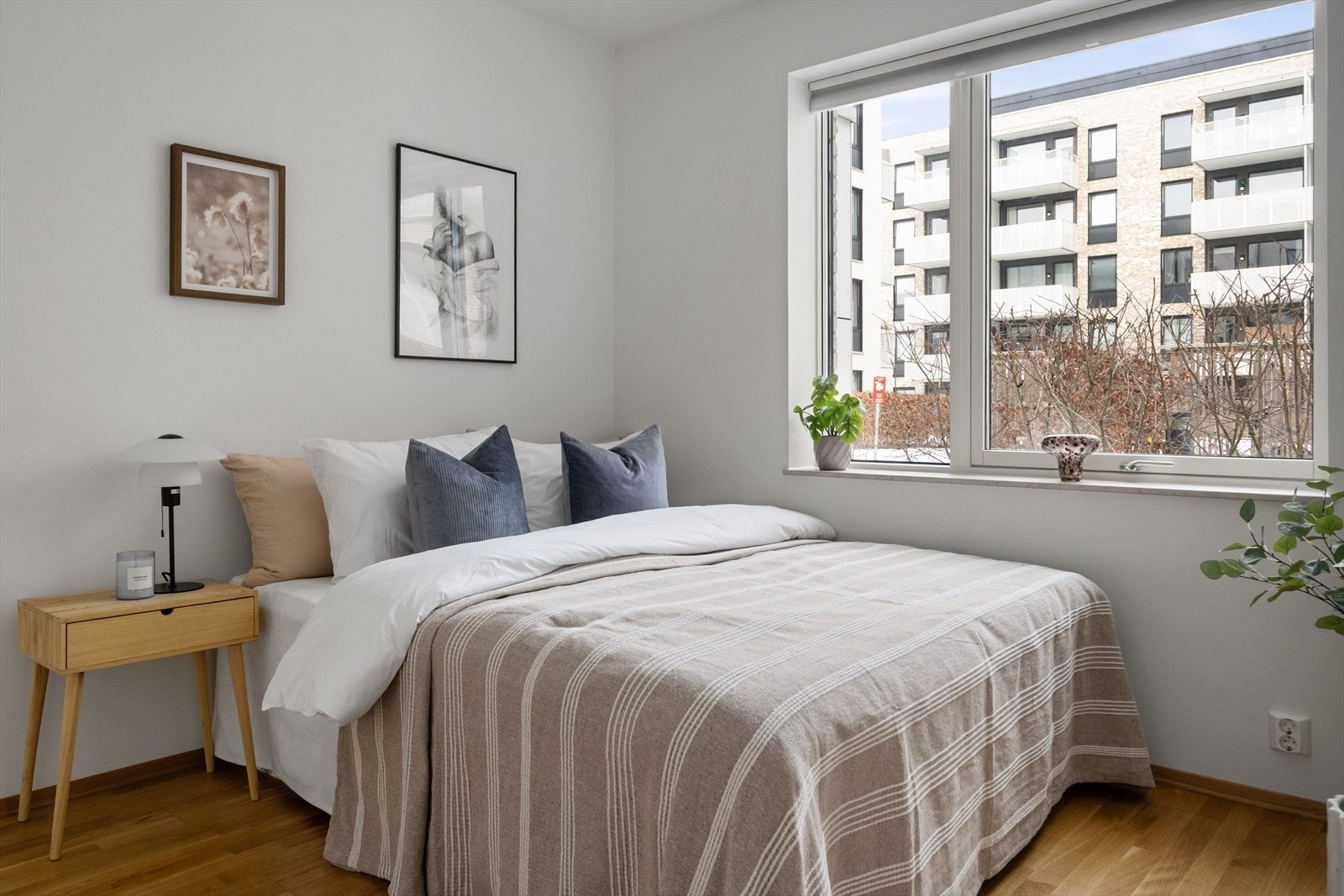 Romslig soverom med plass til dobbeltseng og garderobeløsning. Galleribilde