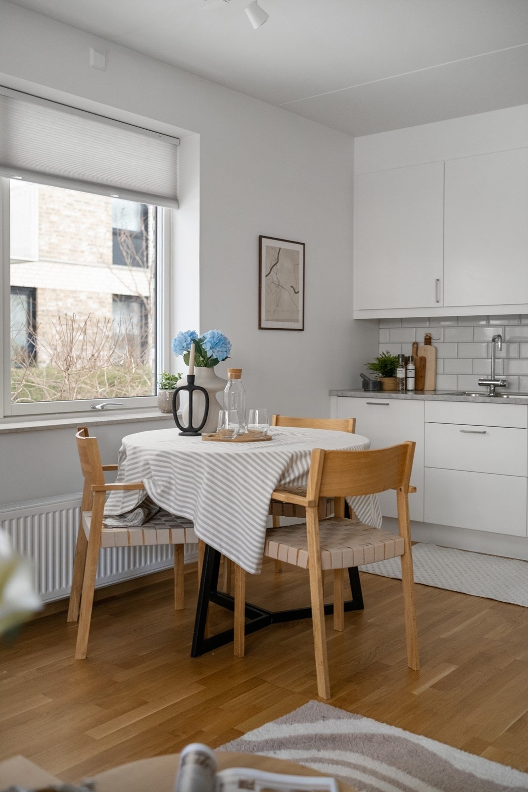 Store vindusflater og rolig beliggenhet mot indre gårdsrom gir en behagelig atmosfære. Galleribilde