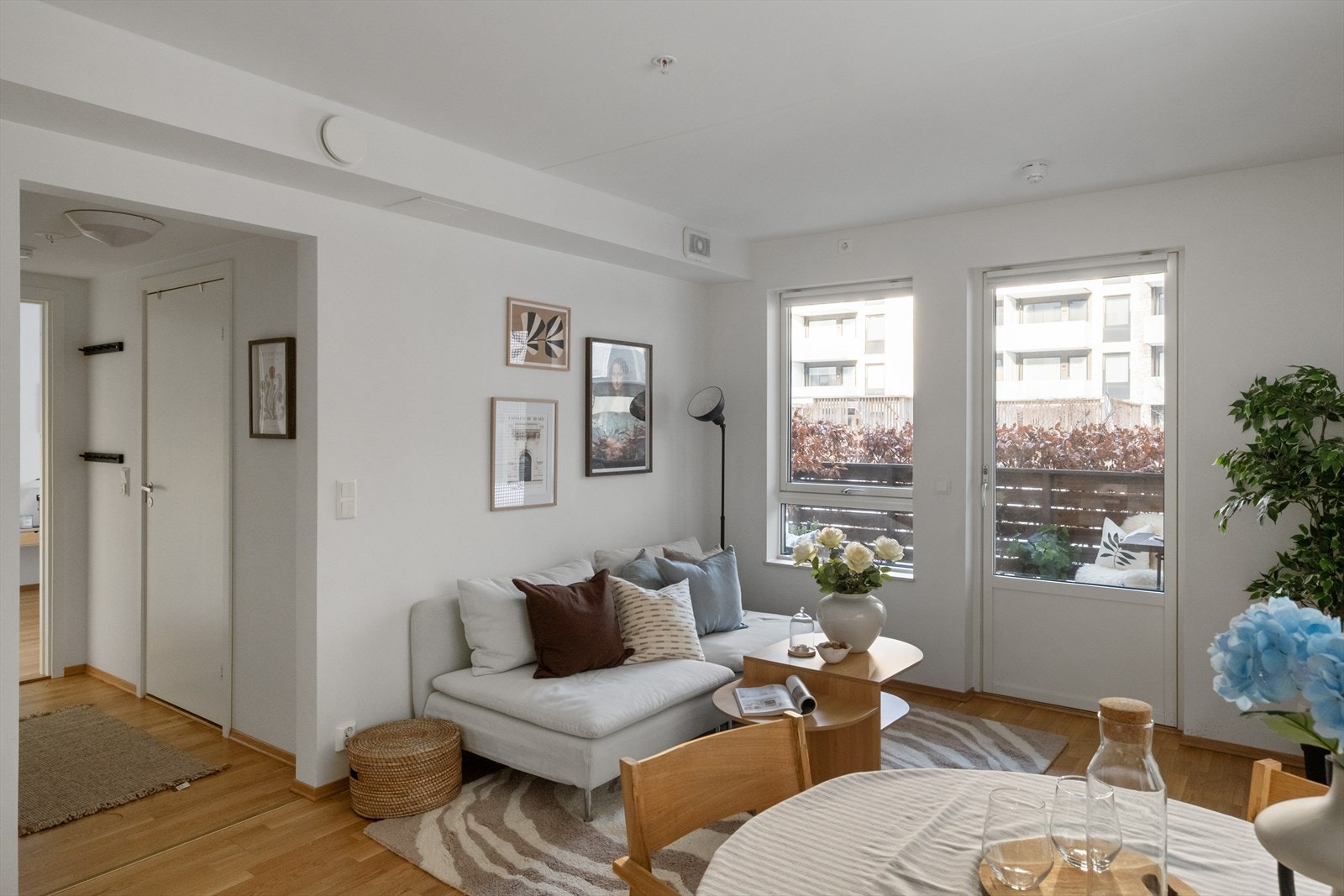 Åpen og sosial stue-/kjøkkenløsning med god romfølelse og naturlig soneinndeling. Galleribilde