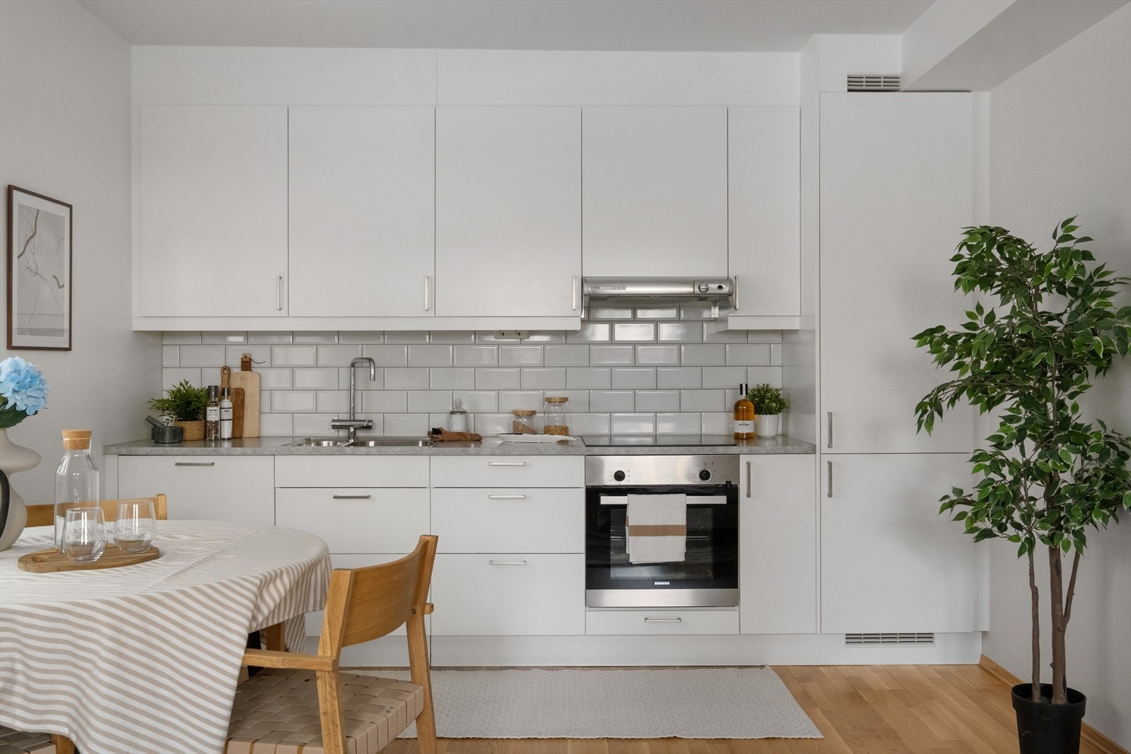 Kjøkkeninnredning fra Marbodal med slette fronter, god skap- og benkeplass samt integrerte hvitevarer fra Siemens. Galleribilde